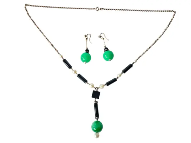 A 9ct gold art deco jade, pearl & diamond necklace and earring set