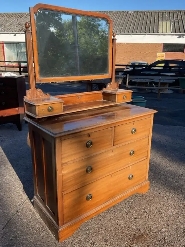 An Edwardian mahogany dressing chest with bevelled mirror on fluted