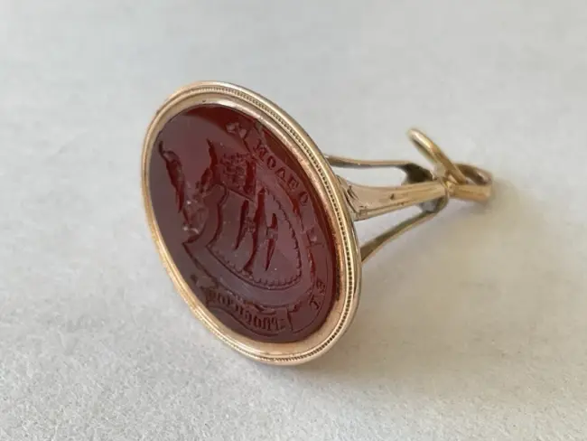 A Georgian gold agate intaglio fob seal with coat of arms and motto