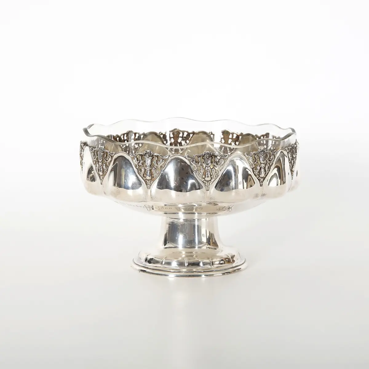 SILVERSKÅL PÅ FOT MED GLASINSATS 1921.