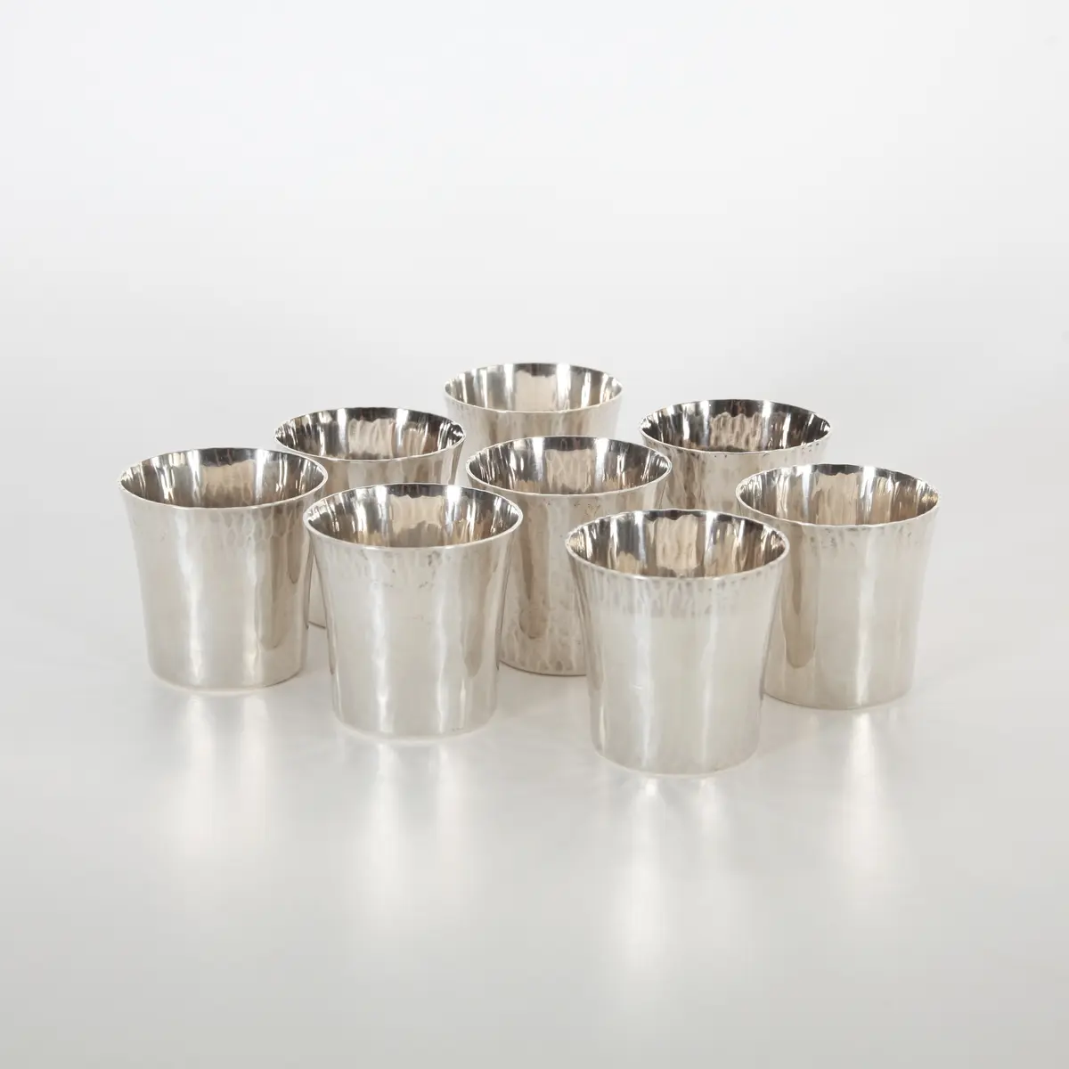 ERIC LÖFMAN. 1925-1994. Silverbägare, 8 st, hamrat silver, 1981-1982.