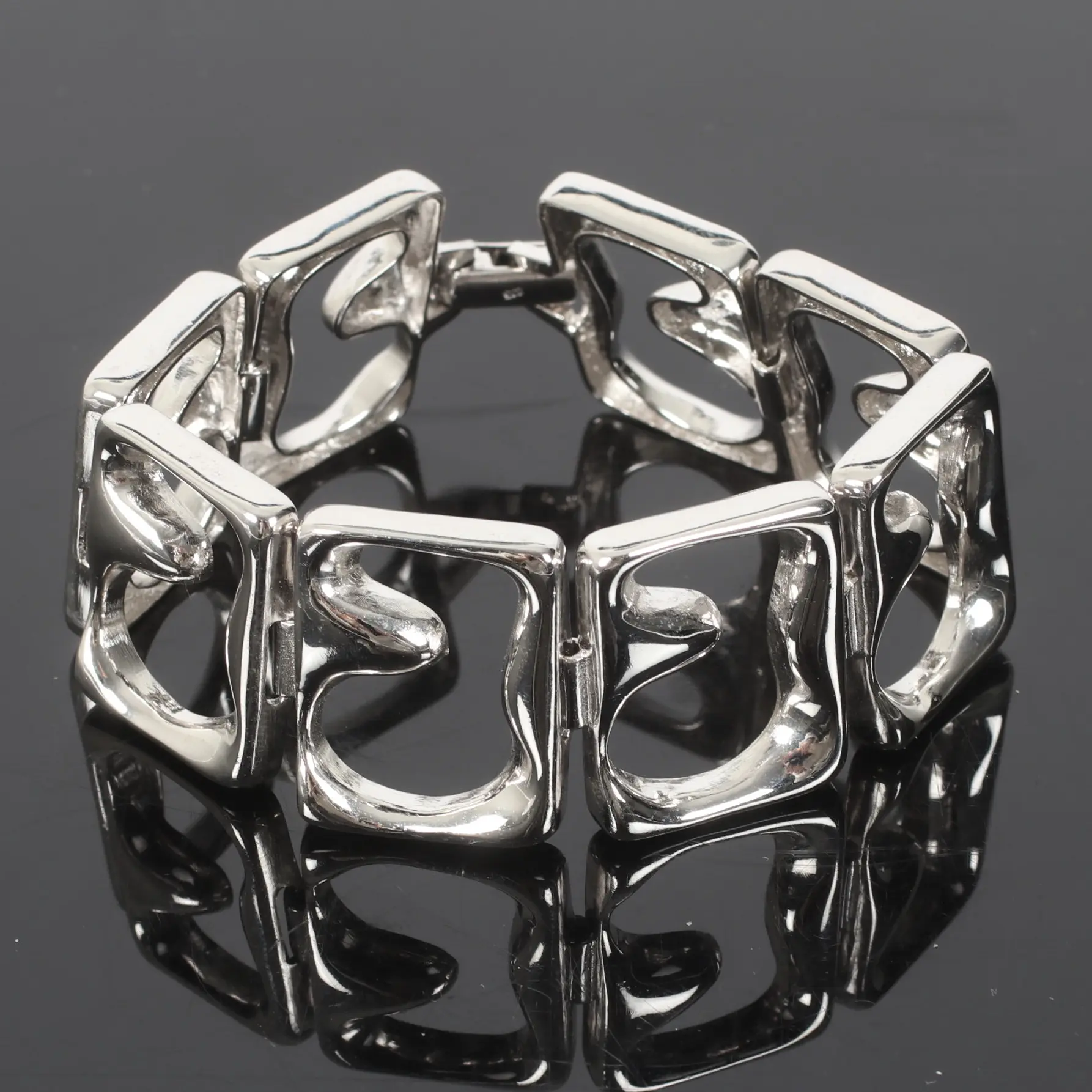 (2510-263) ARMBAND; silver. 1900-tal.