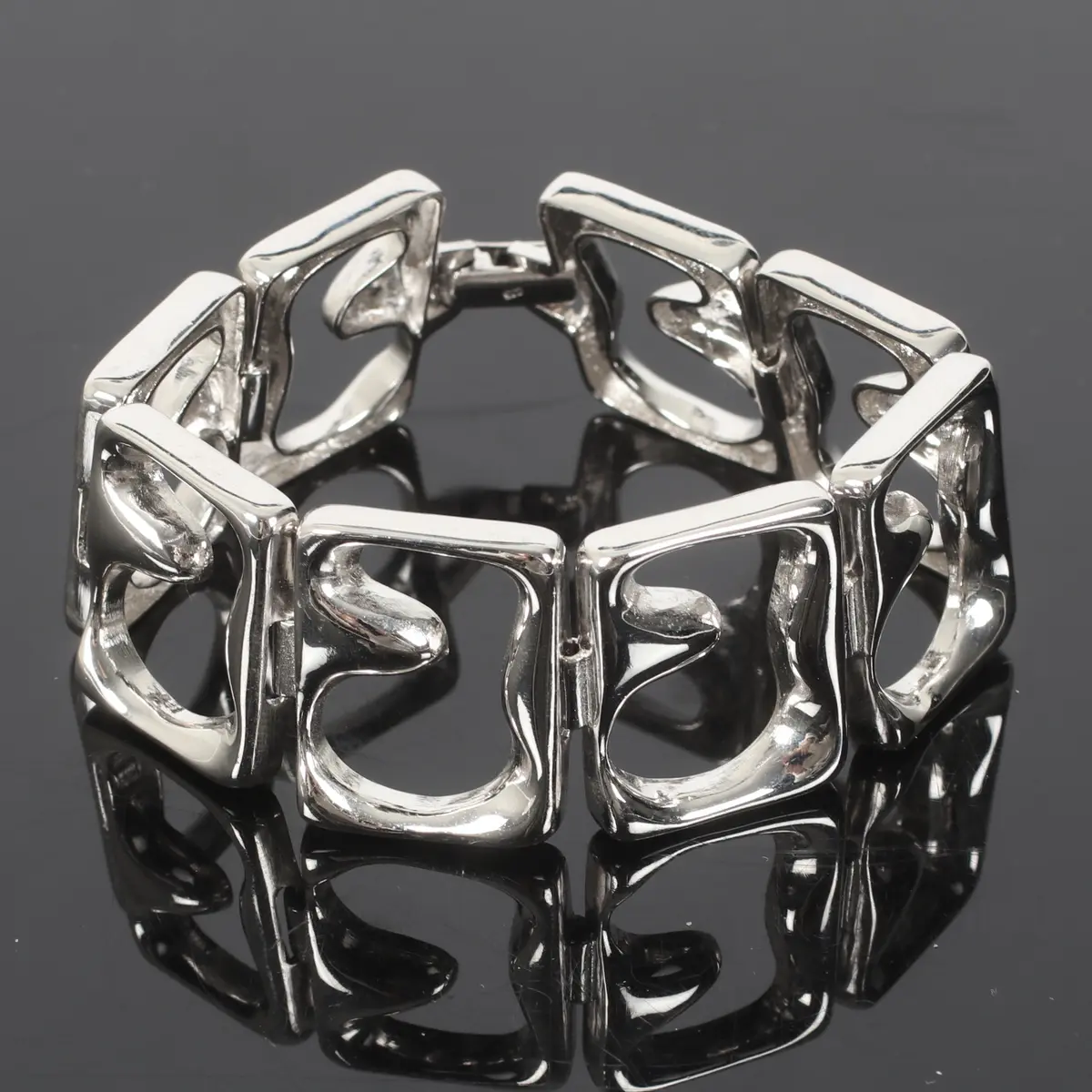 (2510-263) ARMBAND; silver. 1900-tal.