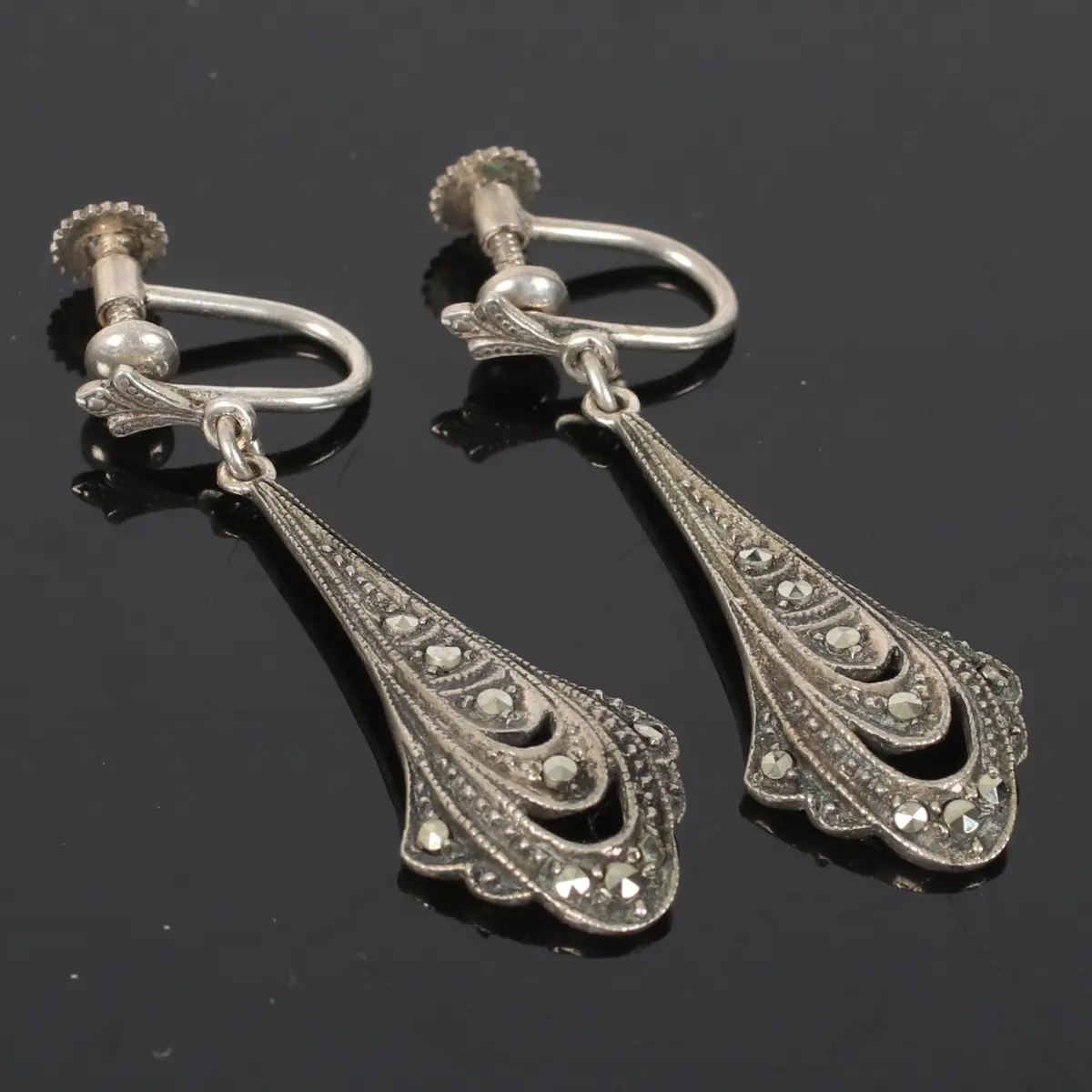 (2410-267) ÖRHÄNGEN, ett par, silver, med markasiter, 1900-tal.