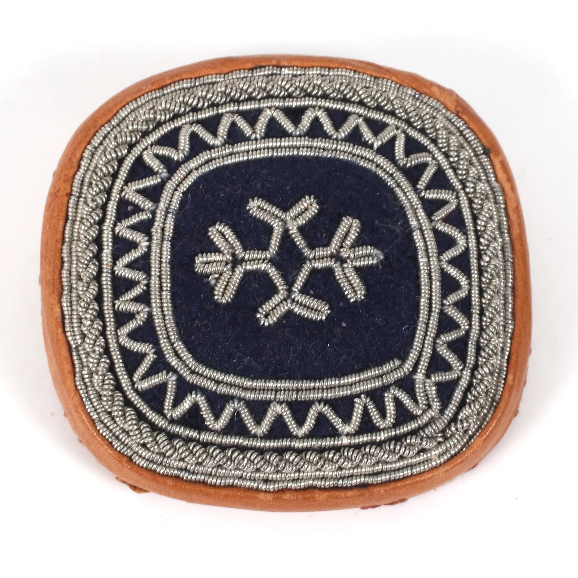 BROSCH, tenntråd, läder, 1900-talets senare del.