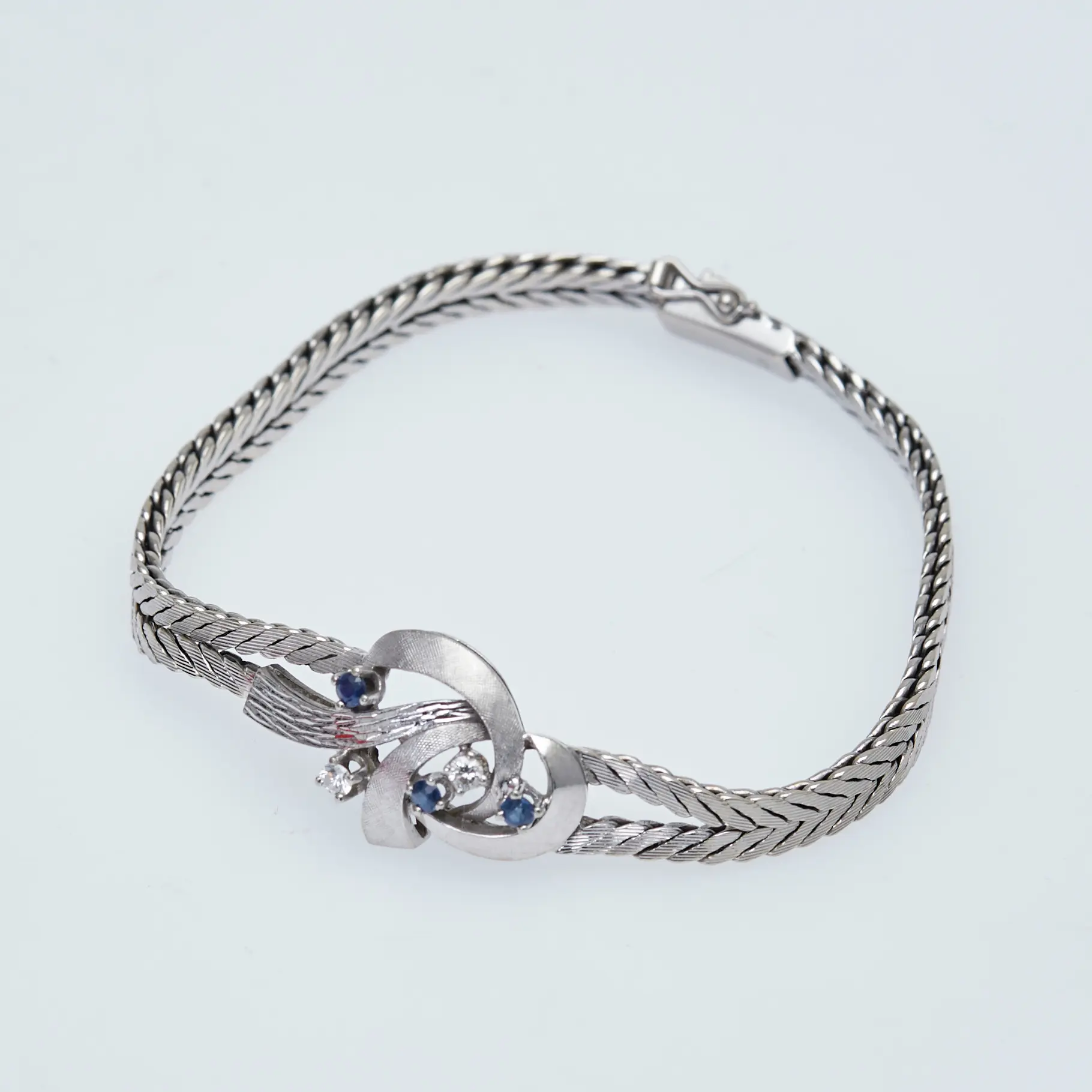 ARMBAND, 585er Weißgold, Saphire, Brillianten.