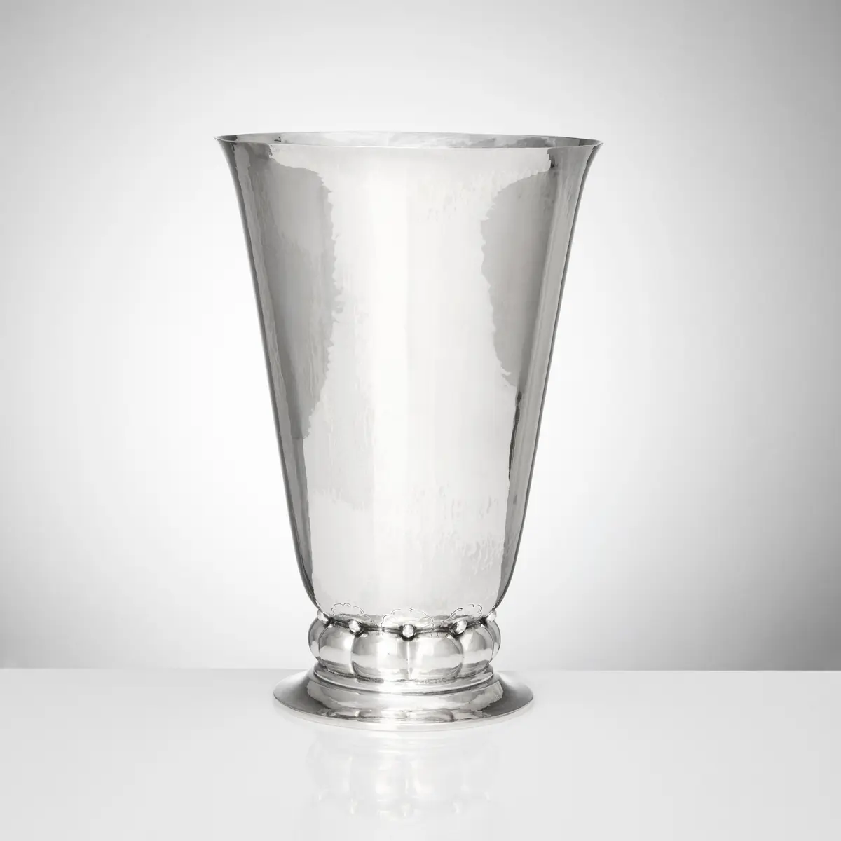 GEORG JENSEN. Vas, sterlingsilver, Paris 1925-1926.