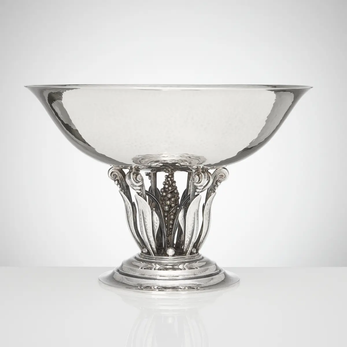 JOHAN ROHDE. Skål på fot, sterling silver, Georg Jensen, Danmark 1915-1927.