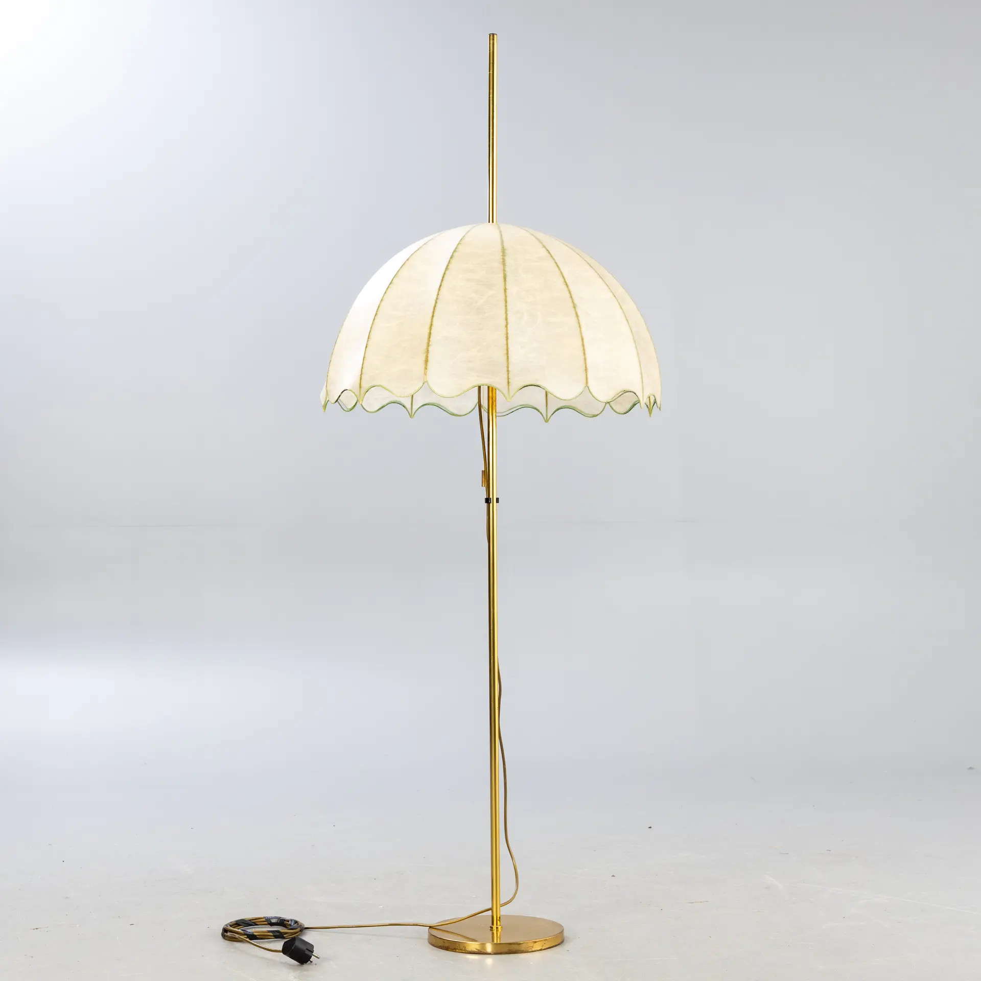 Goldkant, Stehlampe mit Cocoon Lampenschirm aus Fiberglass-Gewebe