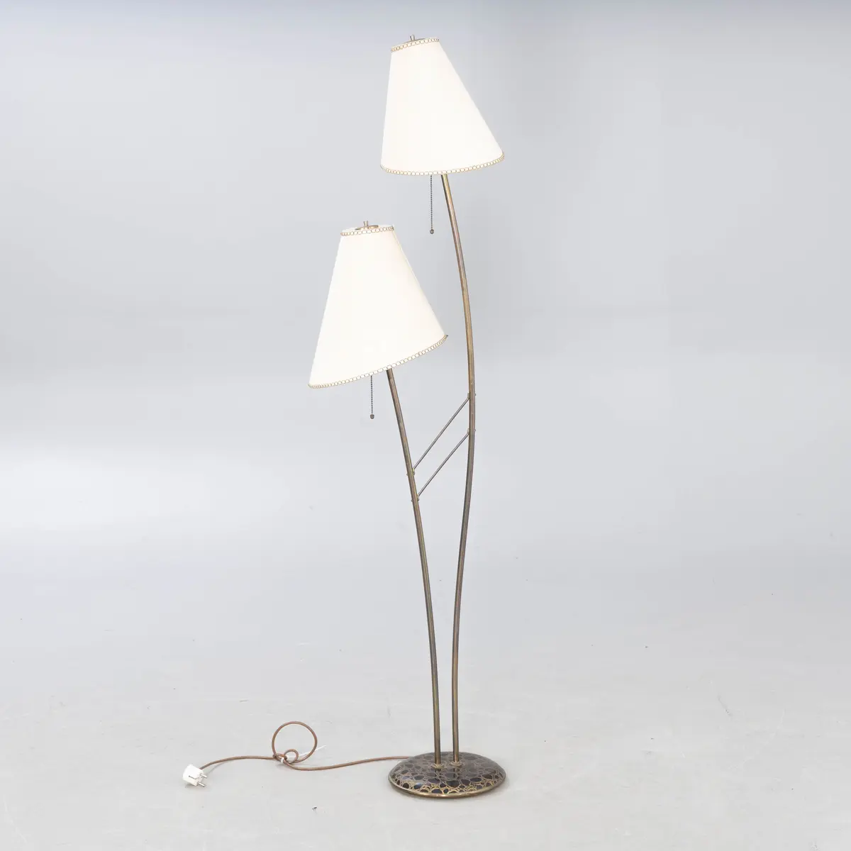 Stehlampe mit zwei Lampenschirmen, 1950-1960er Jahre.