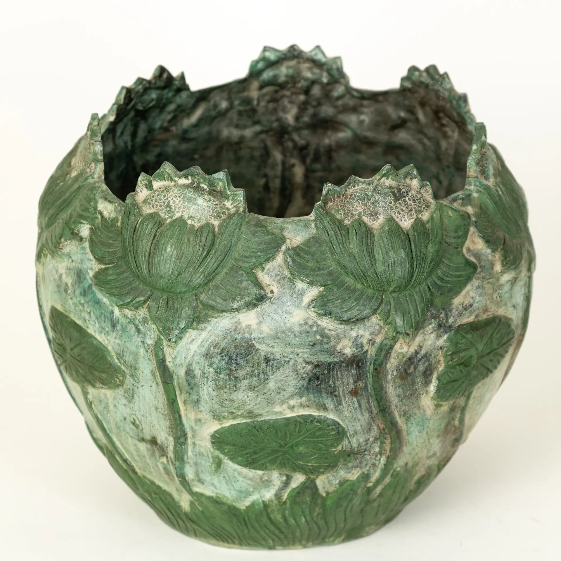Cachepot mit hochreliefiertem Seerosenfries im Stil des Art Nouveau