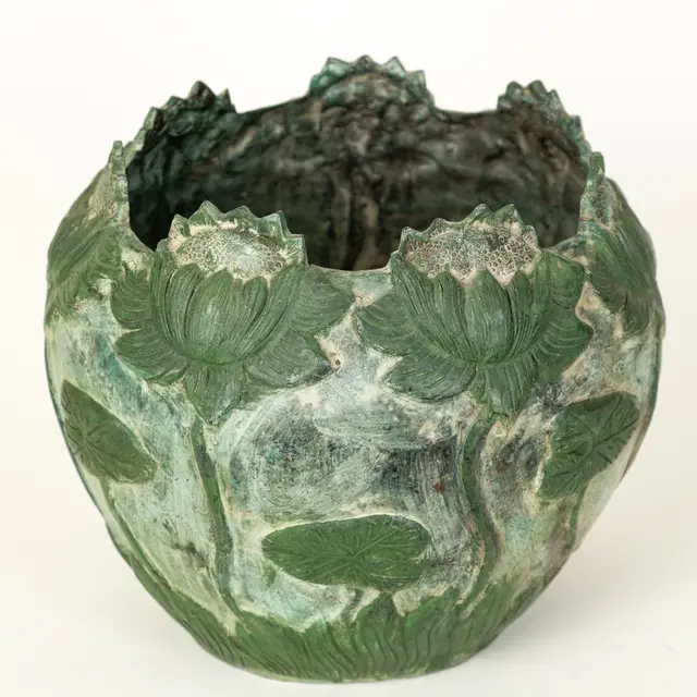 Cachepot mit hochreliefiertem Seerosenfries im Stil des Art Nouveau