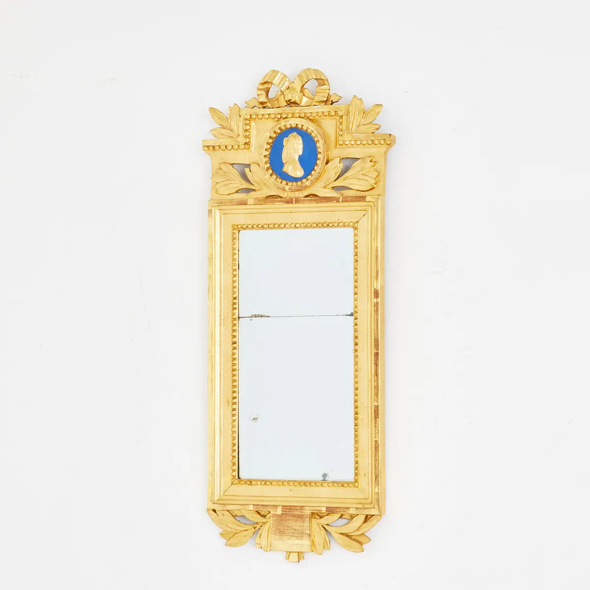 SPEGEL, gustaviansk, skuren dekor, tvådelat spegelglas, förgylld och