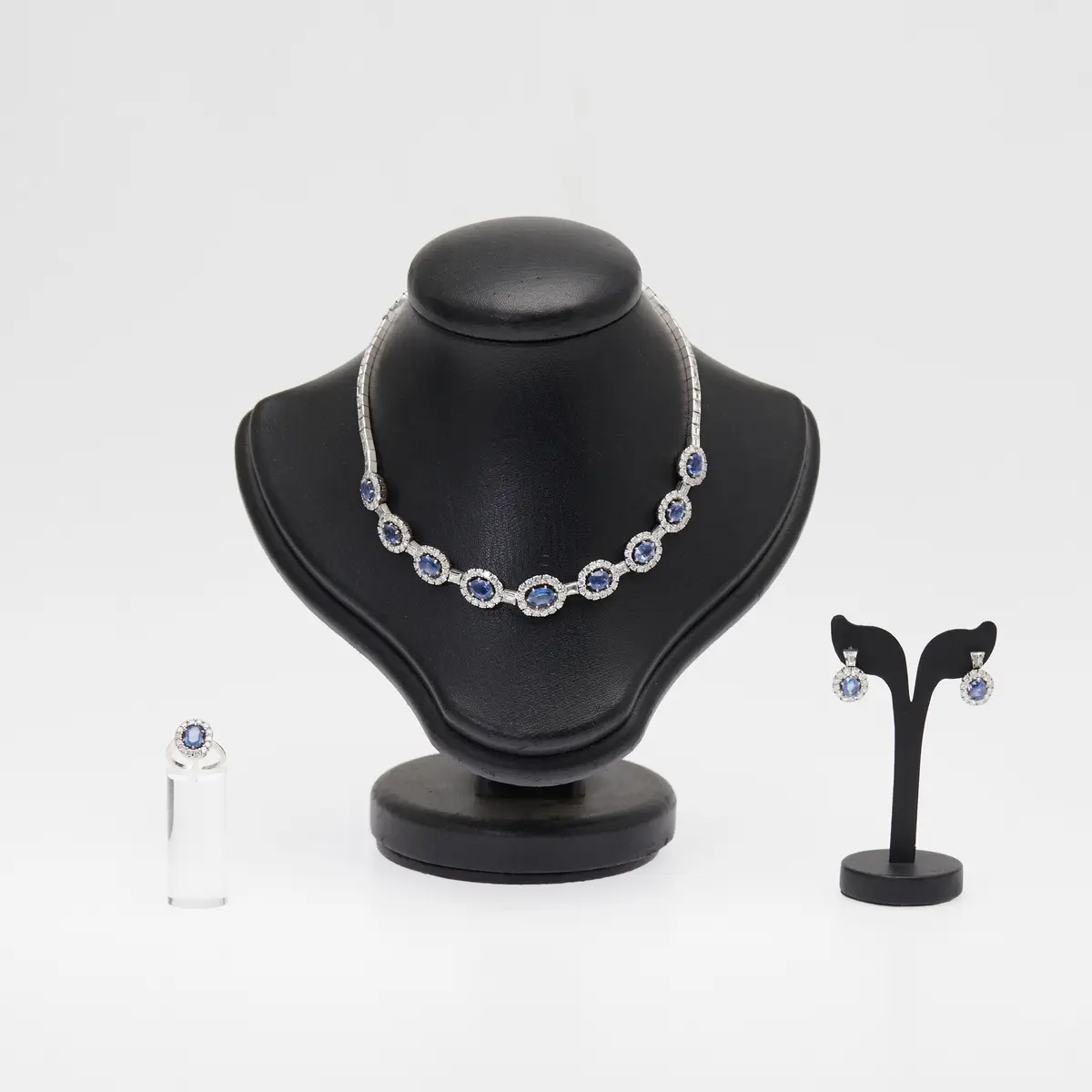 DREI-TEILIGES SCHMUCKSET, 750er Weißgold, Saphire, Diamanten.