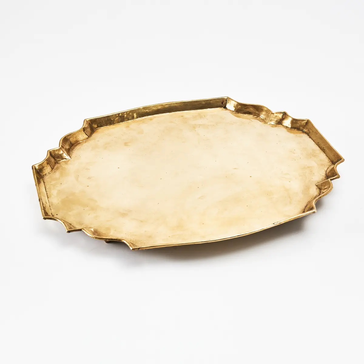 BRICKA, barockstil, 18/1900-tal, mässing, profilerat brätte, balusterformade