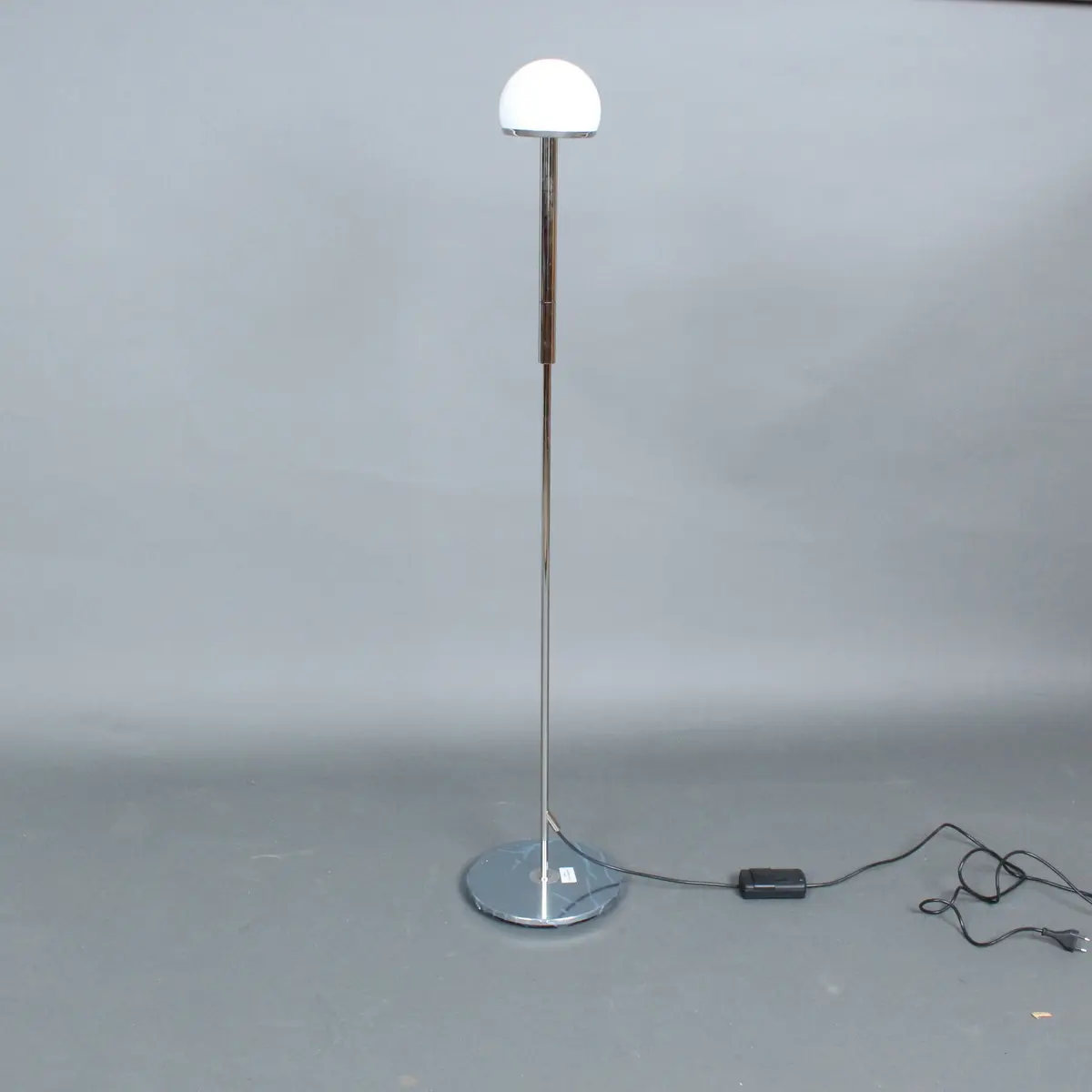 GARPA. Höhenverstellbare Stehlampe, Modell '' Montgolfier '', 1980er.