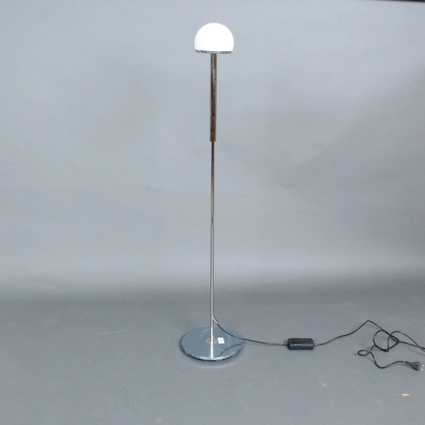 GARPA. Höhenverstellbare Stehlampe, Modell '' Montgolfier '', 1980er.