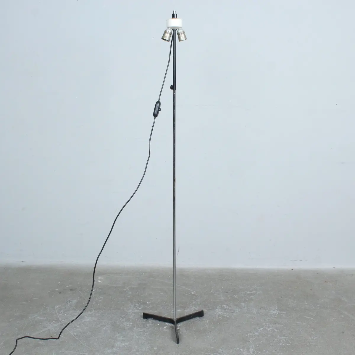 Mid-Century Stehlampe mit dreibeinigem schwarzem Fuß der 1970er.