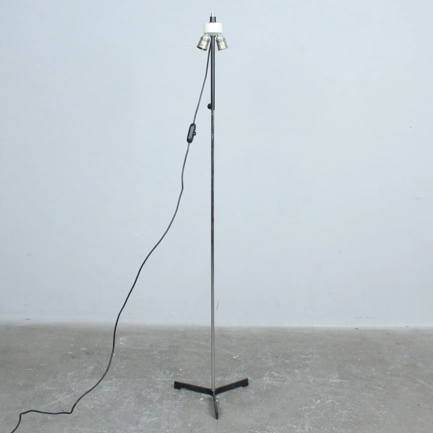 Mid-Century Stehlampe mit dreibeinigem schwarzem Fuß der 1970er.