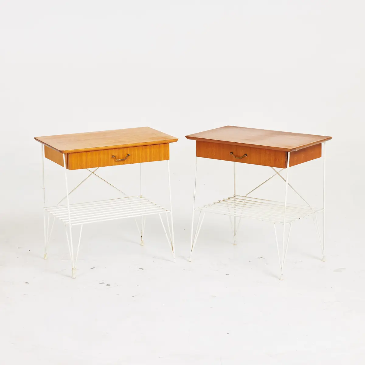 SÄNGBORD. 1 par, teak, underrede och tidningashylla stringmodell