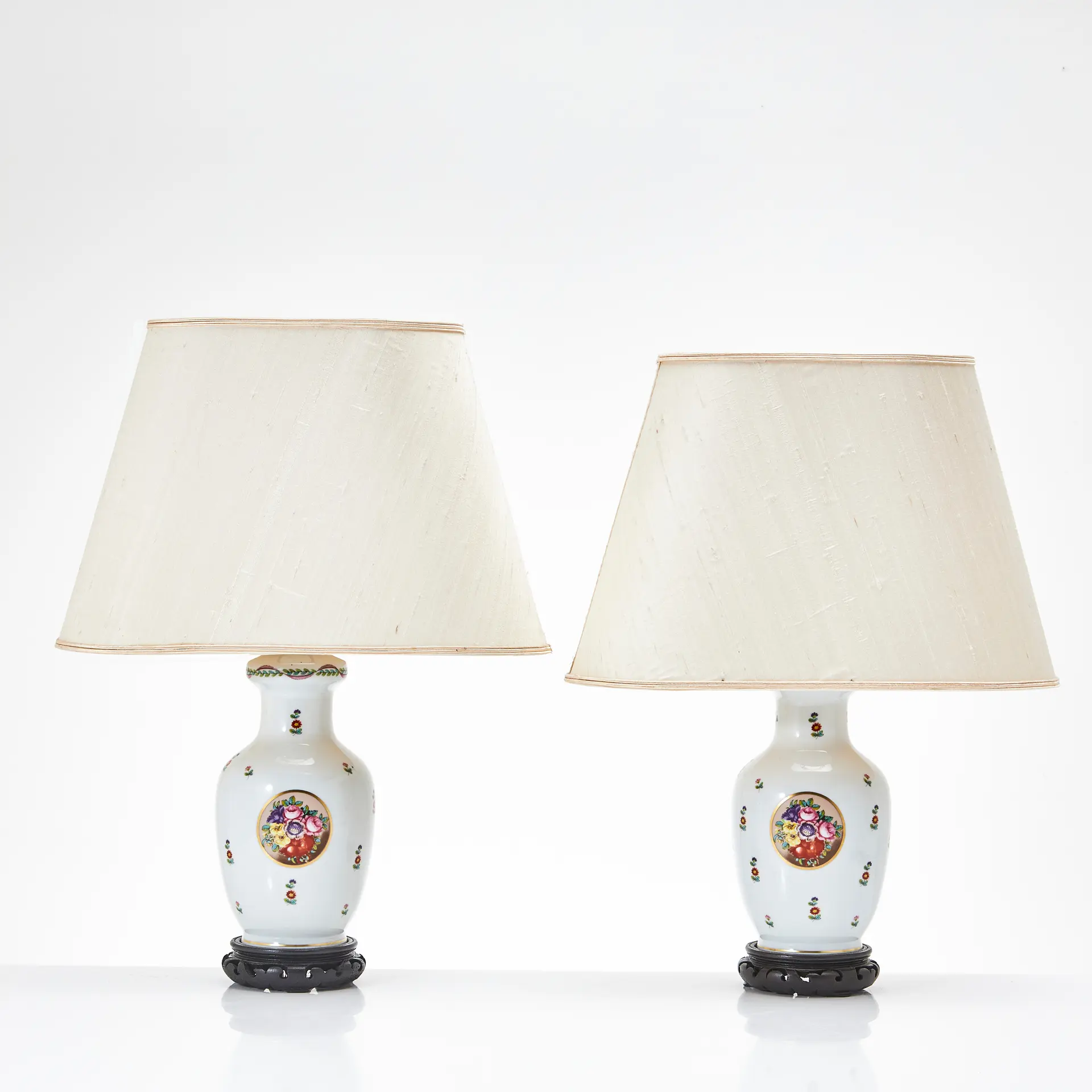 BORDSLAMPOR, 2 st, 1900-talets andra hälft, Porcelaine de Paris, porslin.