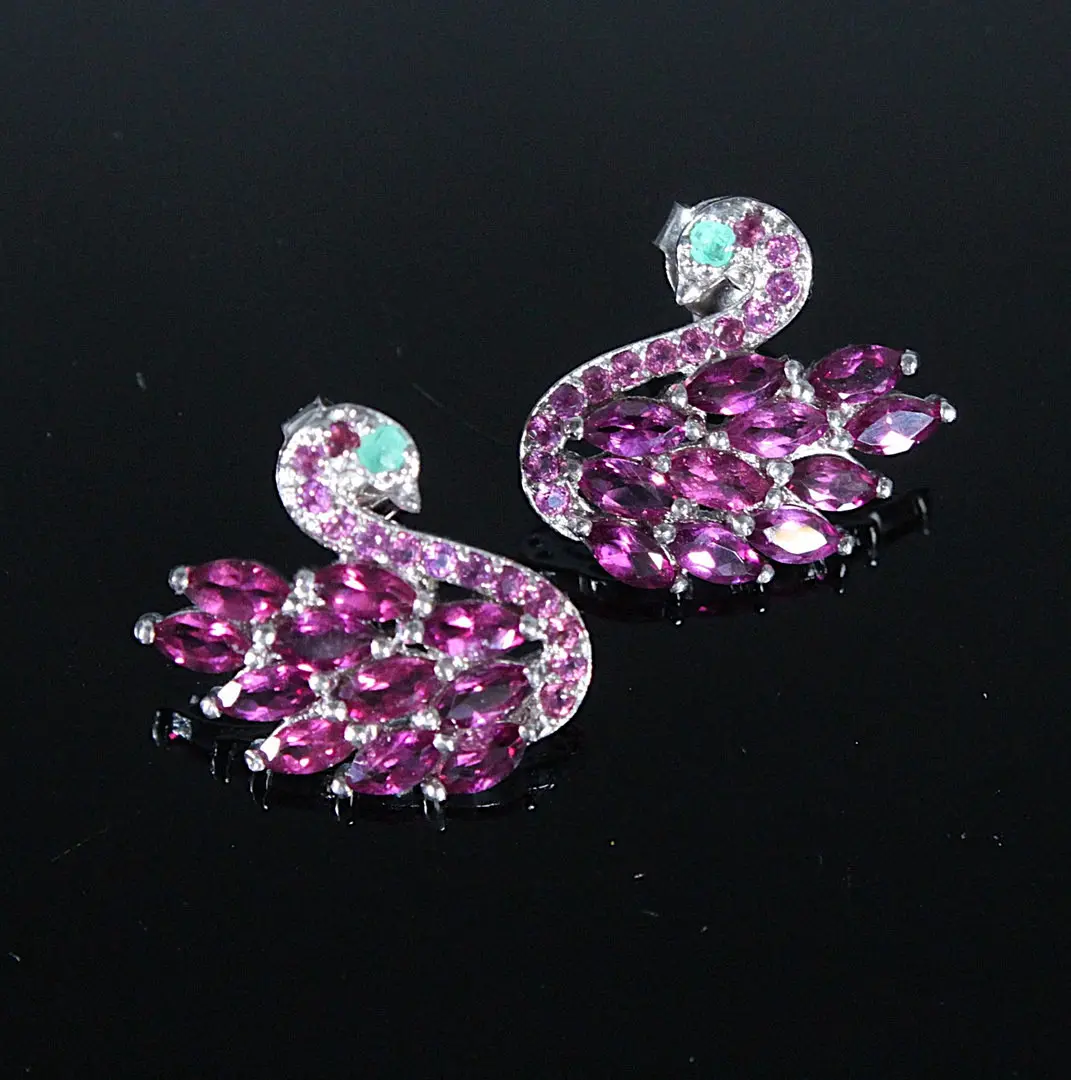 Ohrstecker 'Schwan', 925er Silber, Rhodolite Granat und Smaragd.