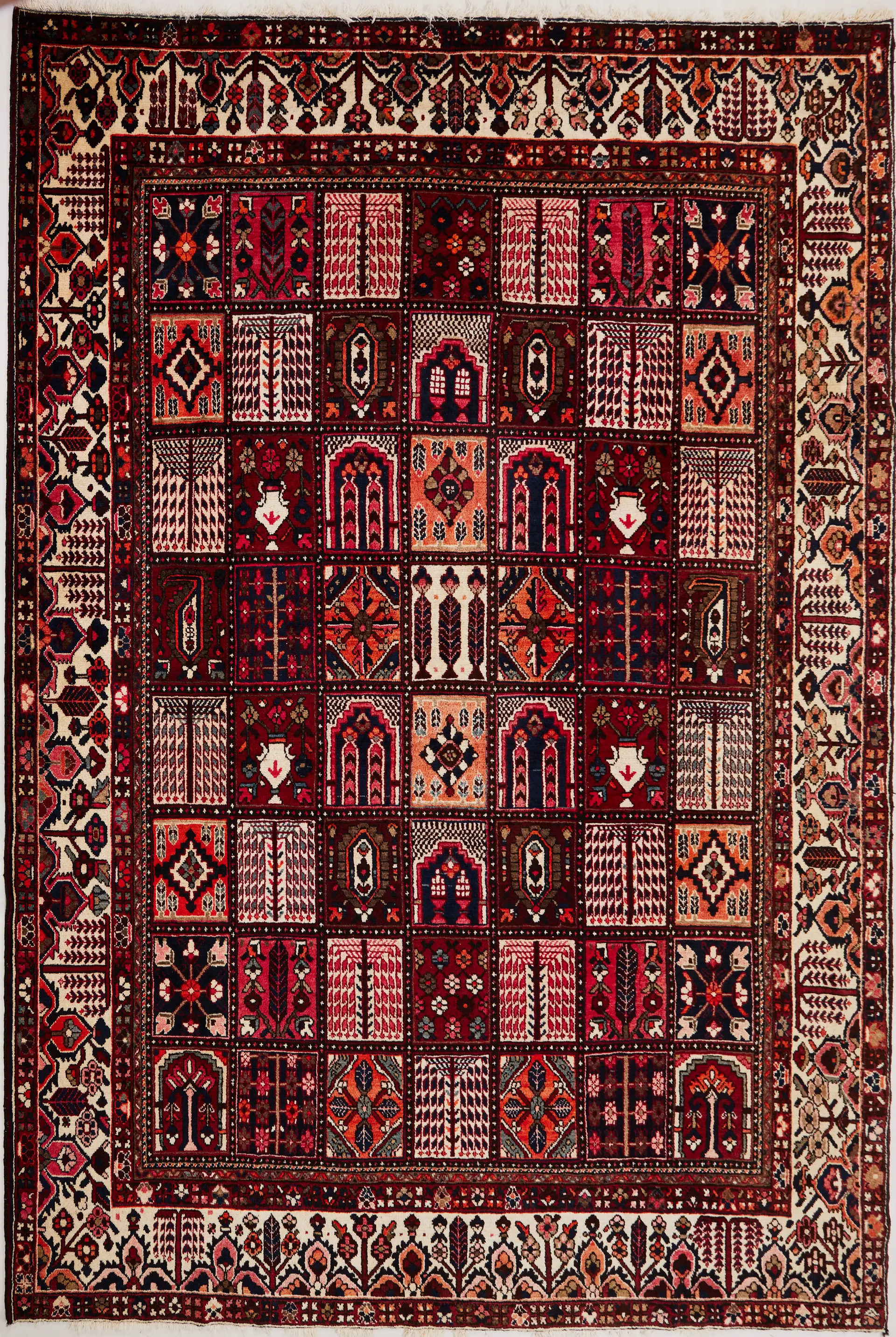 ORIENTMATTA. Bachtiari, ca 380x335 cm.