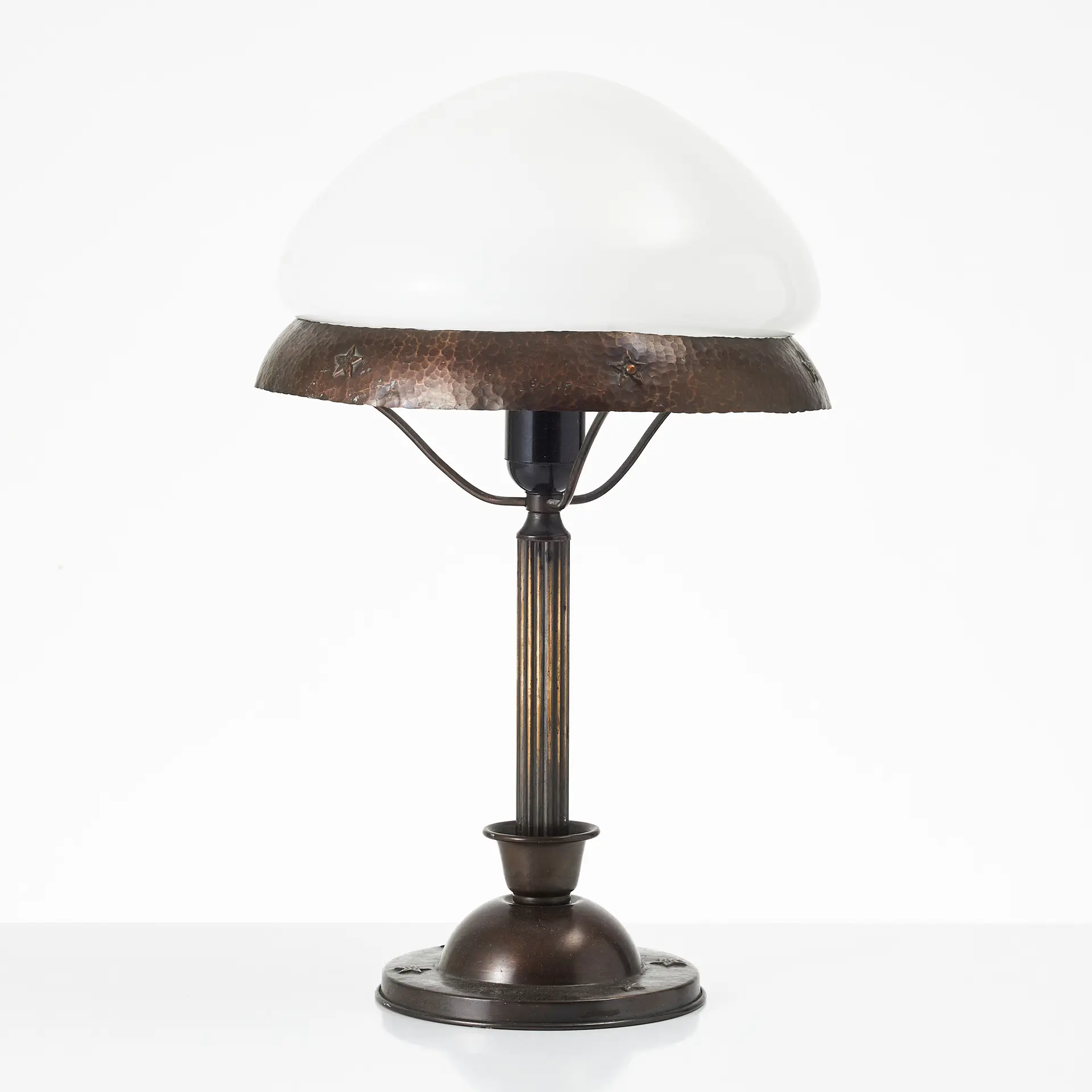 BORDSLAMPA, sk. Strindbergslampa, jugend, fot i koppar, kupa av glas.