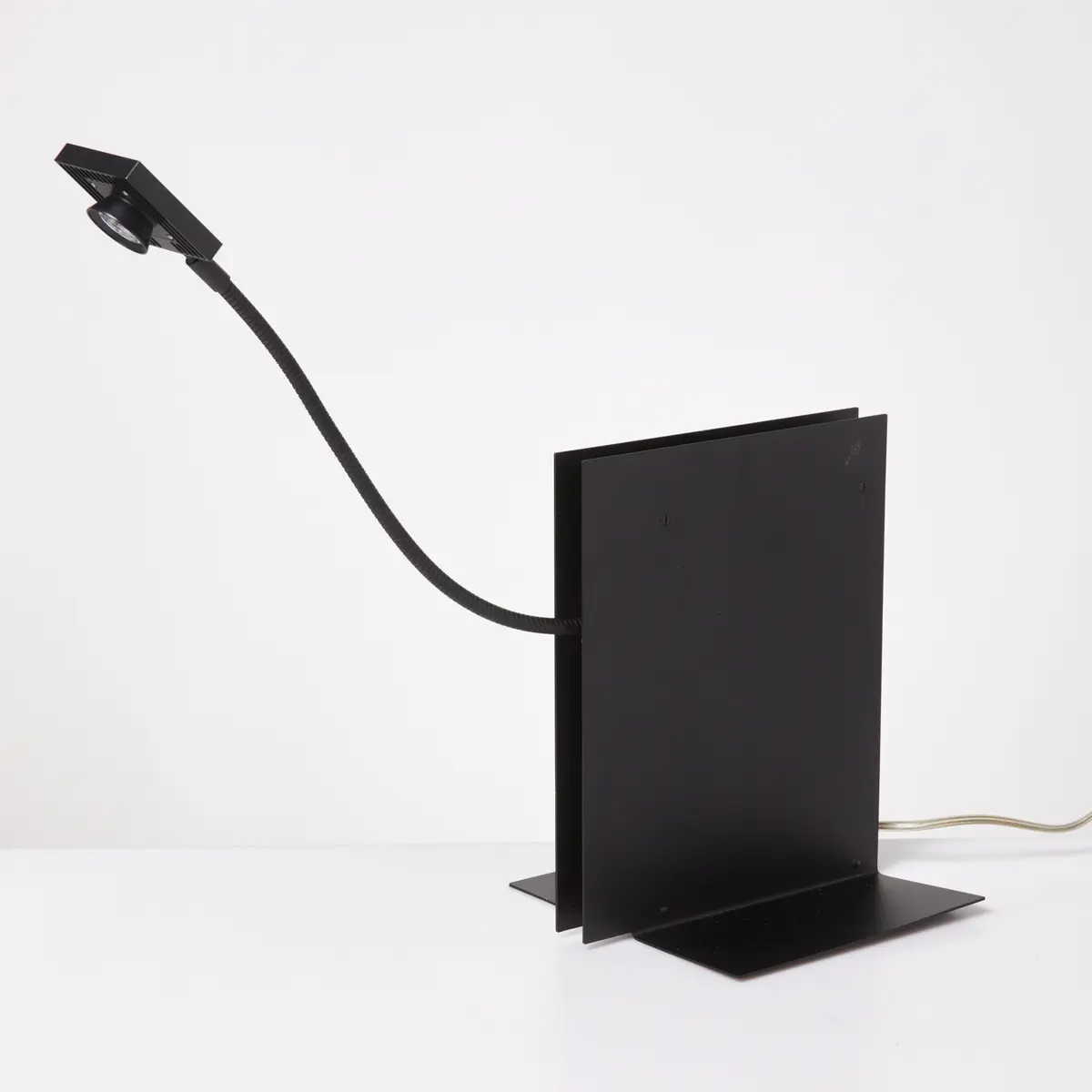 INGO MAURER. Bordslampa/bokstöd, "Oskar on the Shelf", svartlackerad