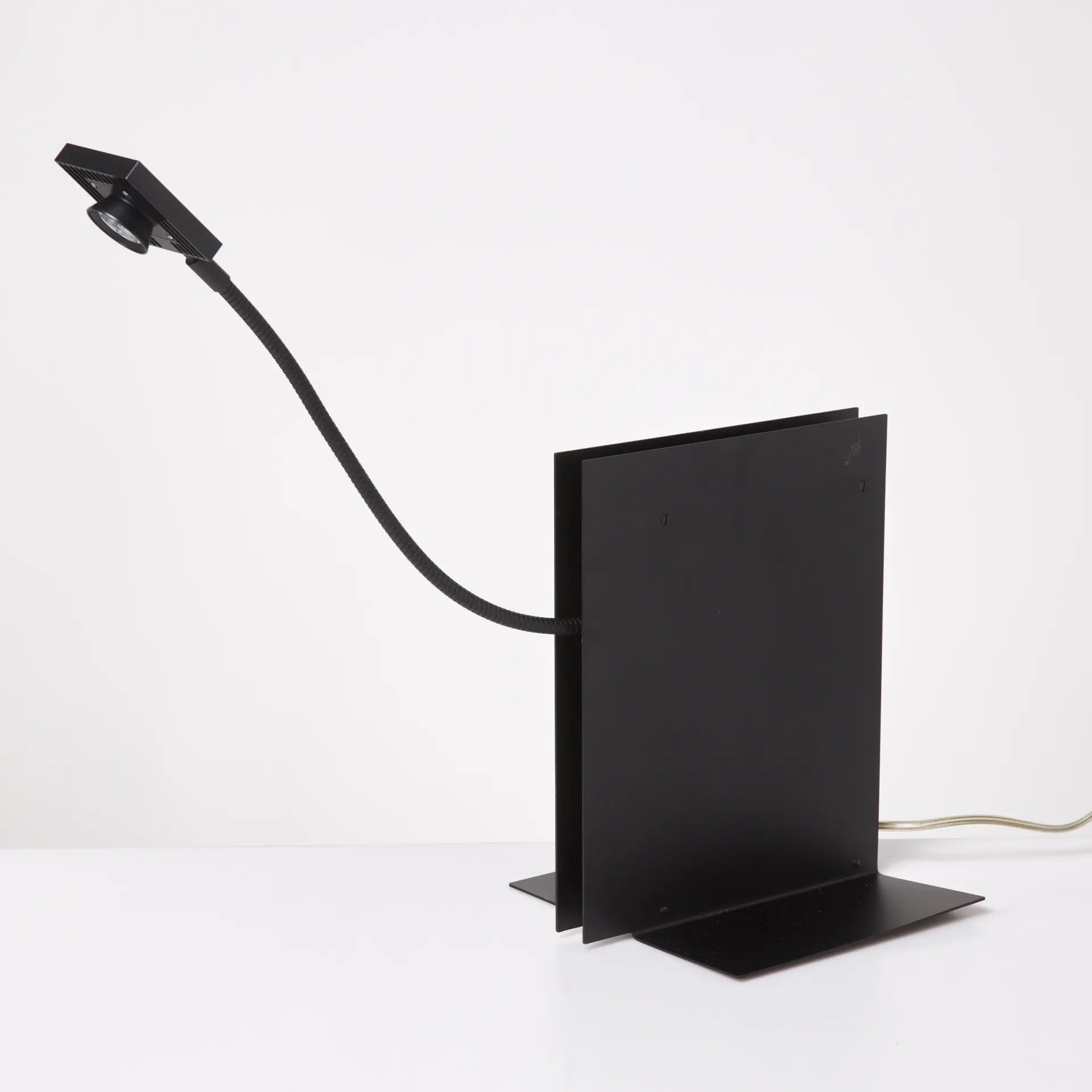 INGO MAURER. Bordslampa/bokstöd, "Oskar on the Shelf", svartlackerad