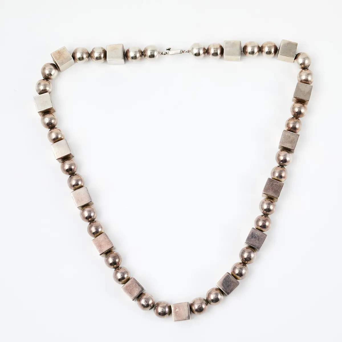 COLLIER, sterlingsilver, dekor av klot samt kubformade pärlor, Mexico.
