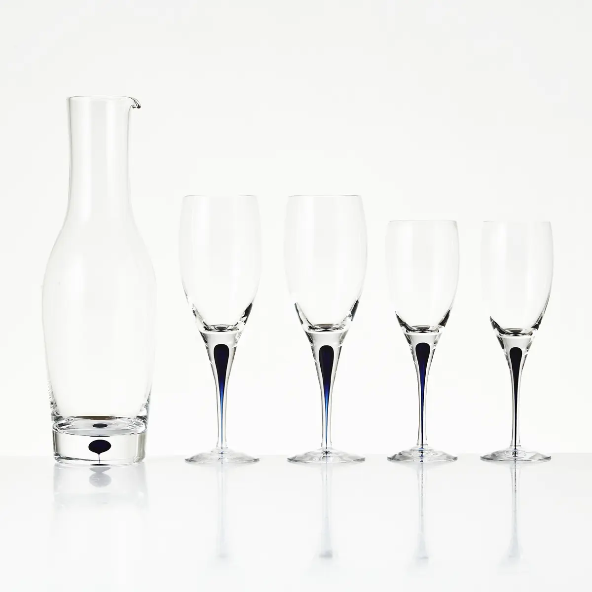 ERIKA LAGERBIELKE. "intermezzo". Vinglas och karaff, 17 dlr. glas, Orrefors.