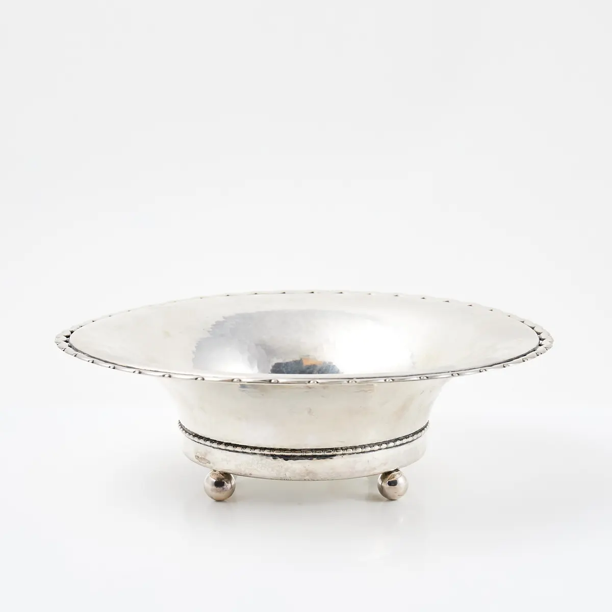 SKÅL. Silver, Danmark, Christian F. Heise, hamrad yta, kulföttergenombrutet