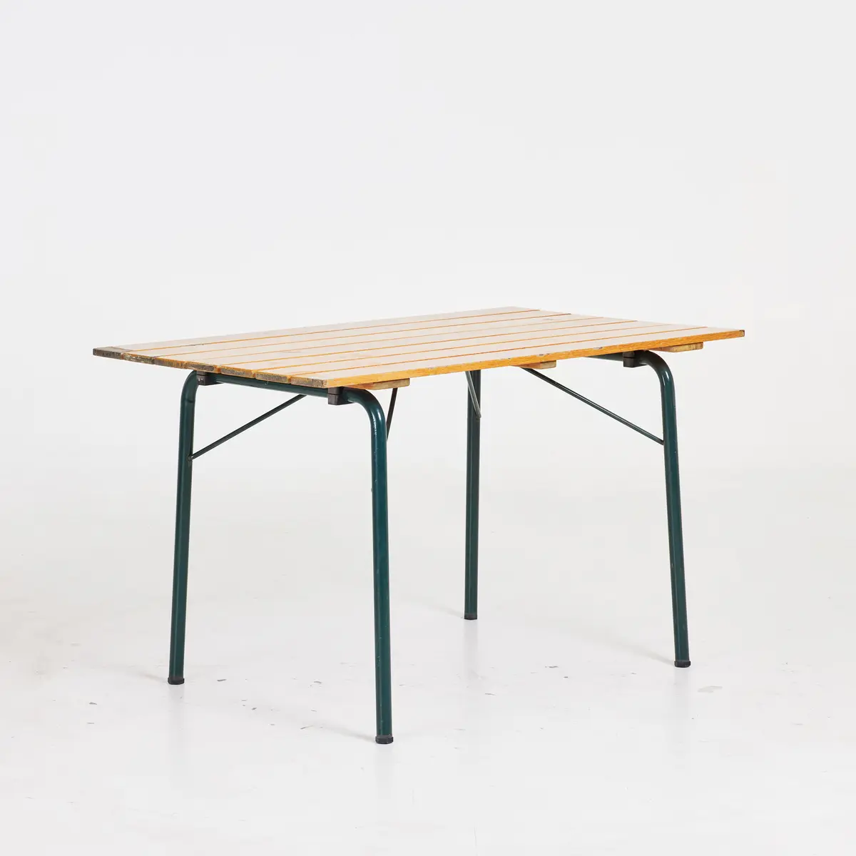 TRÄDGÅRDSBORD. Teak, underrede i metall, 1900-tal.