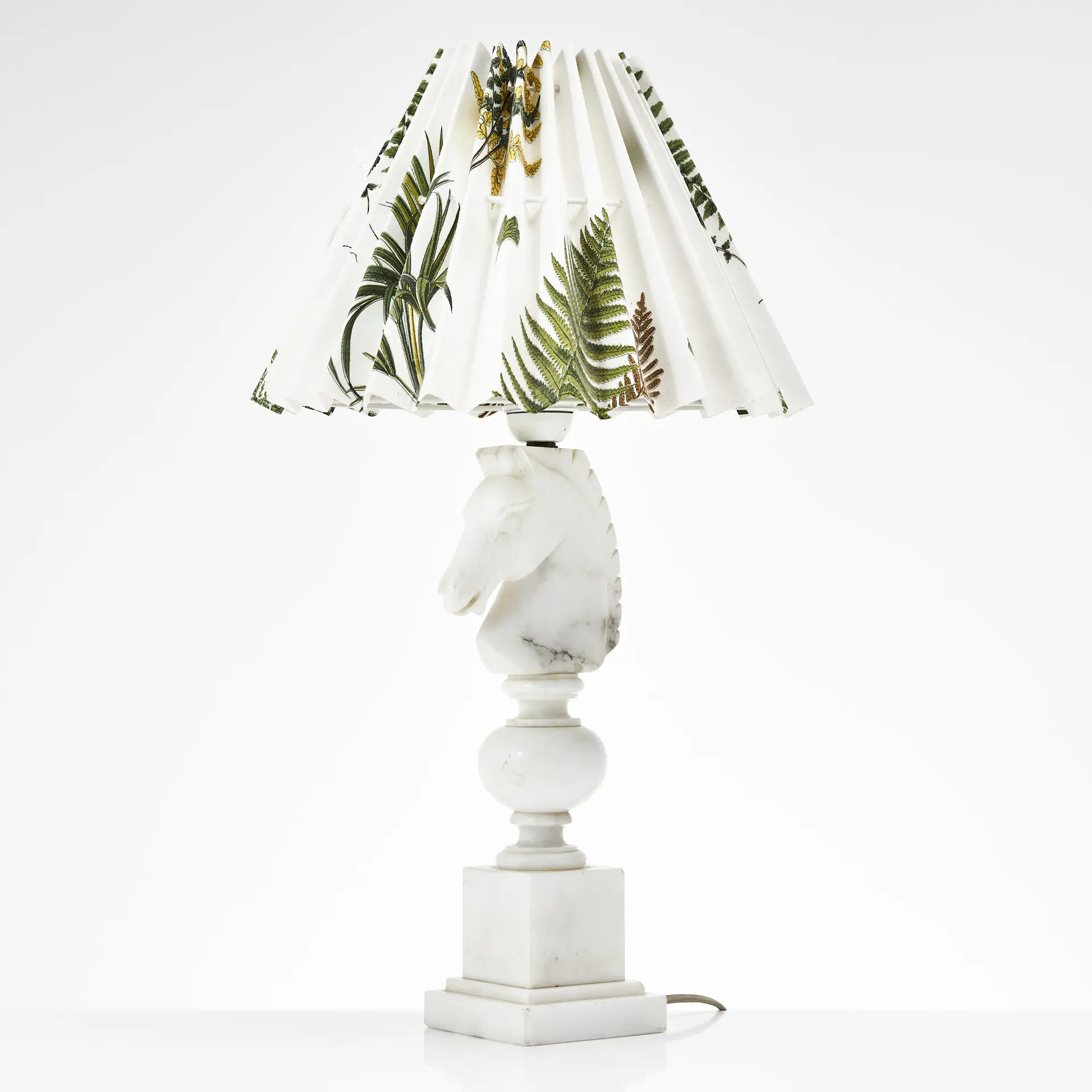 BORDSLAMPA, alabster, 1900-talets andra hälft, föreställande häst, Italien.