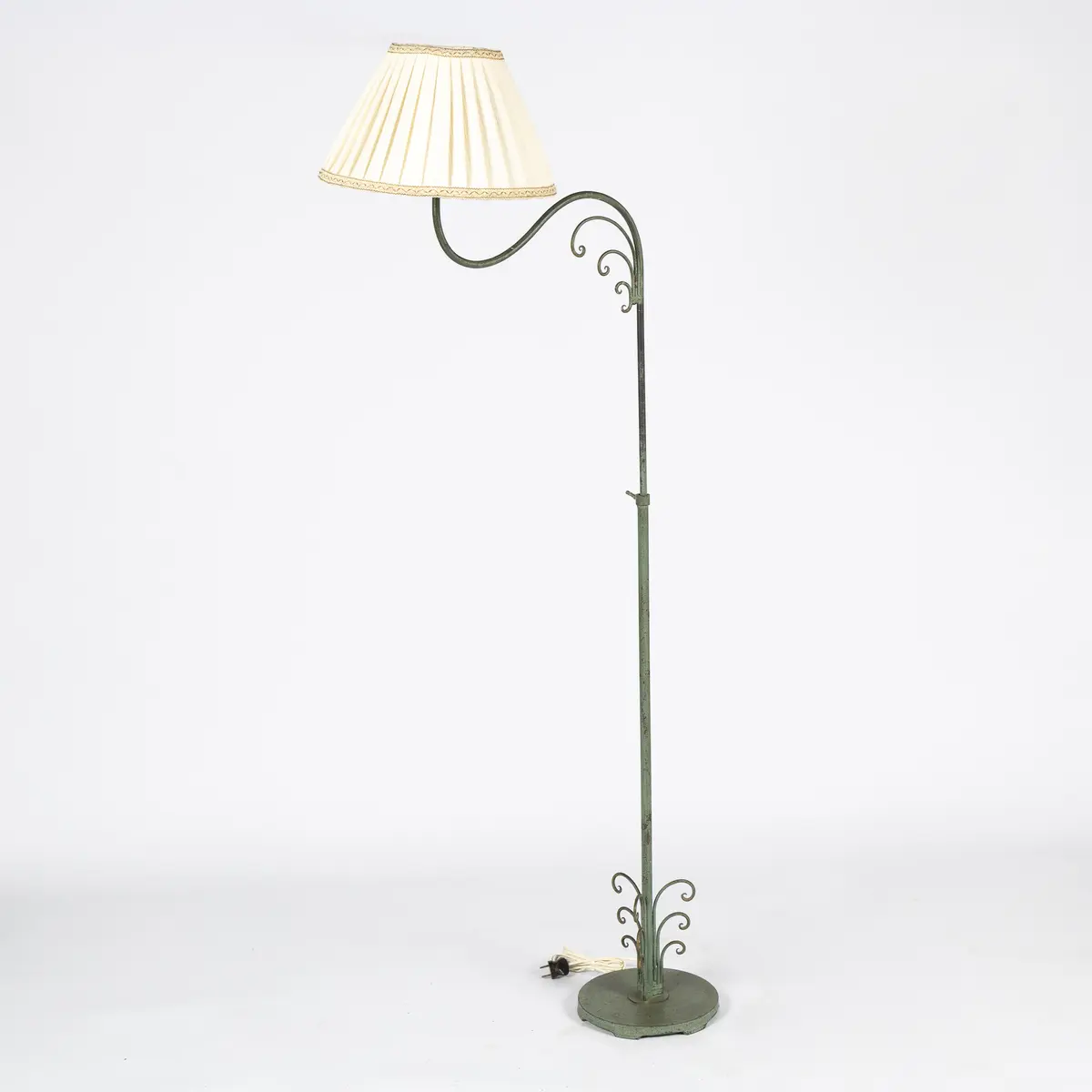 BJERKÅS ARMATUR. TILLSKRIVEN. Golvlampa, art deco, patinerad smide