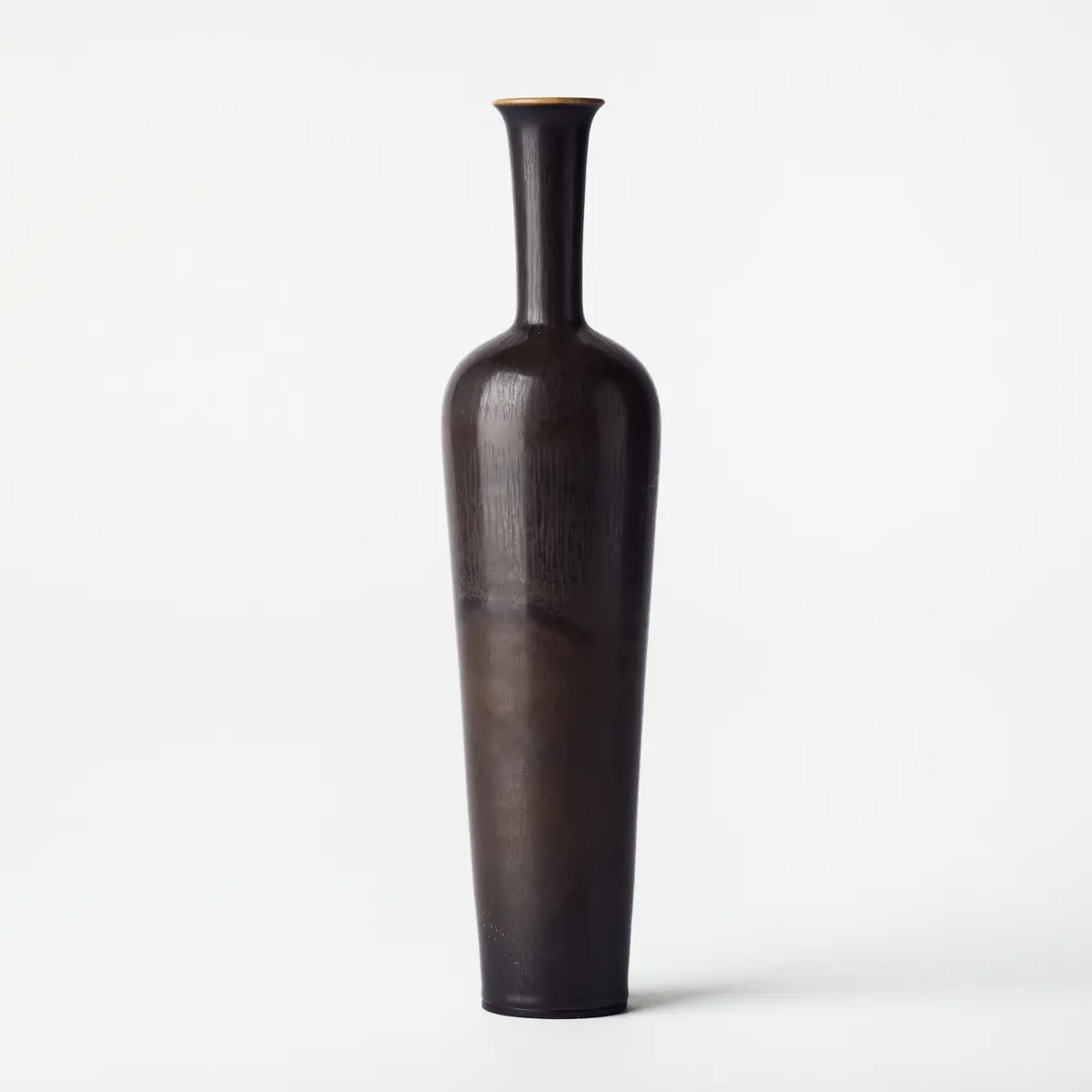 BERNDT FRIBERG. Vas, Gustavsberg 1958, stengods, harpälsglasyr i brunt.