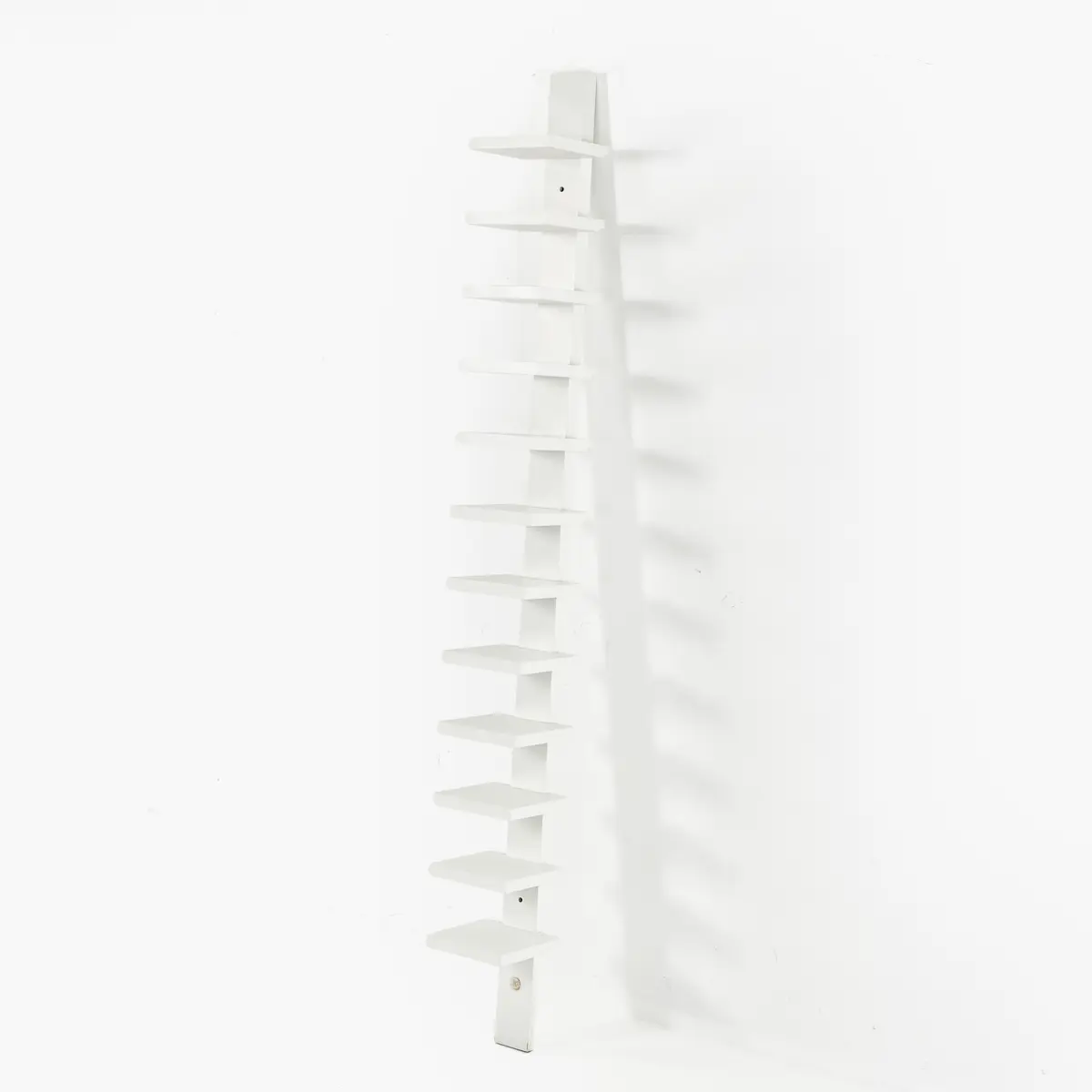 JOHN KANDELL. "Pilaster" hylla, vitmålad bok, Källemo, stämpelmärkt.