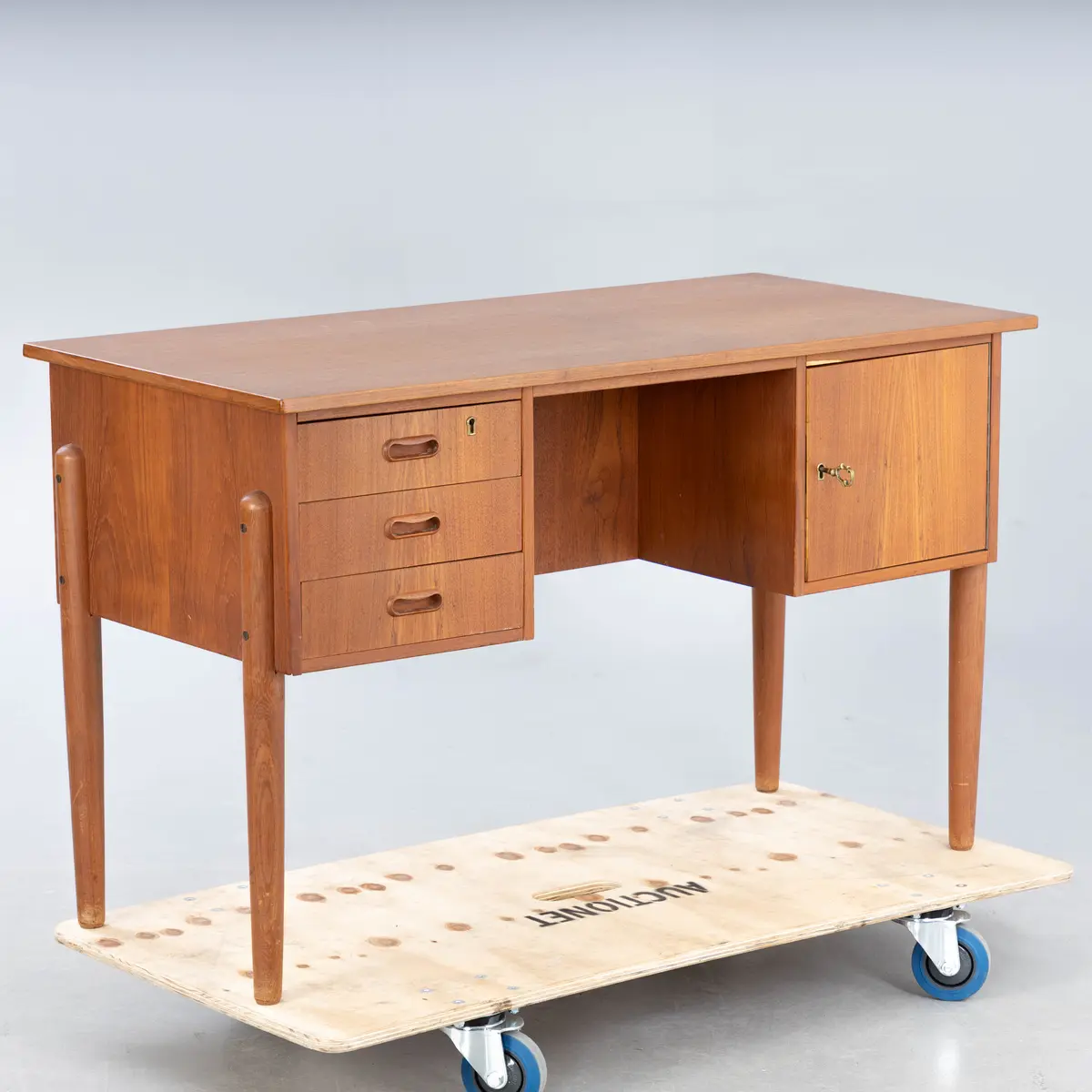 Schreibtisch, Teakholz, dreischübig, Dänemark, 1960er Jahre.