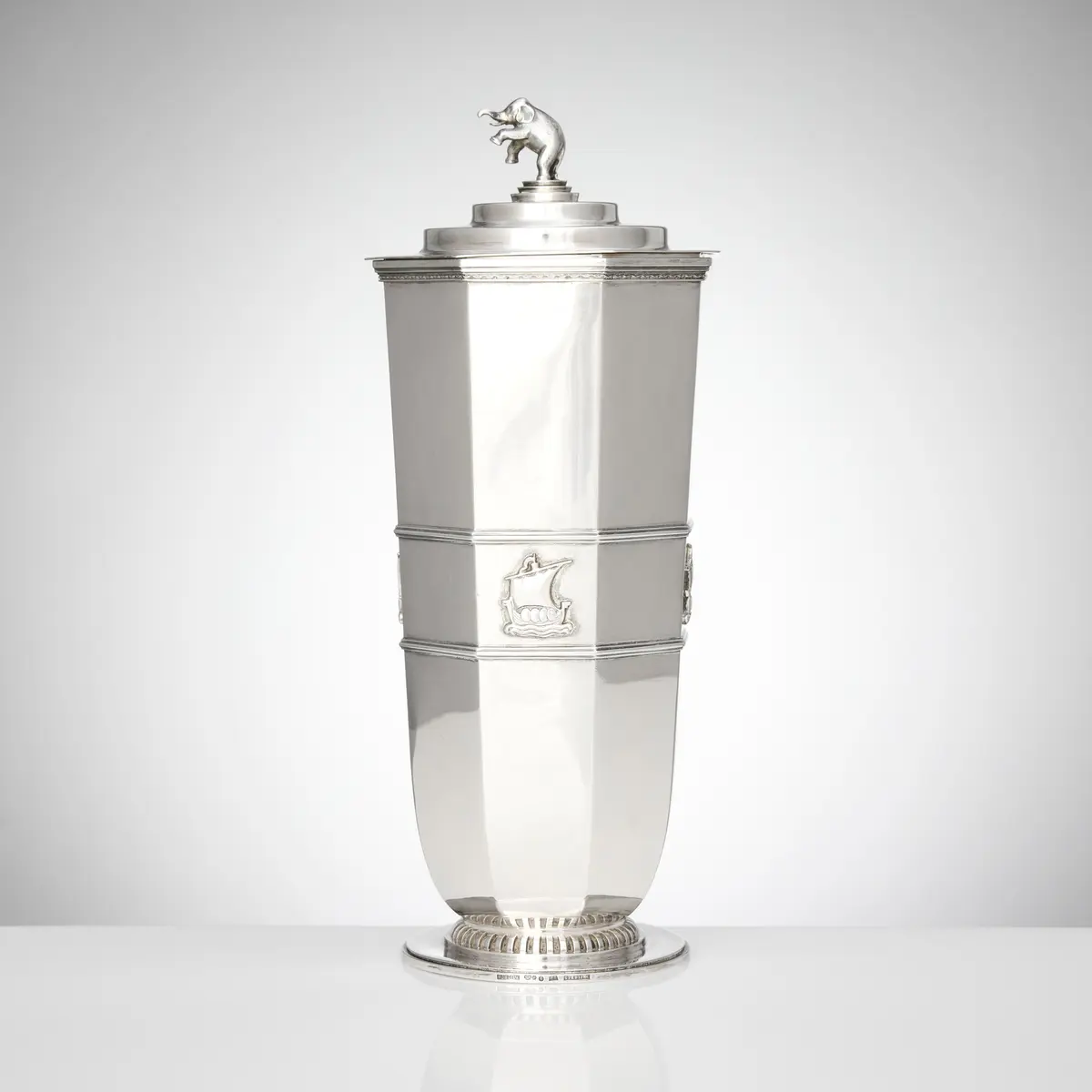 ERIK FLEMING. Pokal med lock, sterlingsilver, Atelier Borgila, Stockholm 1934.