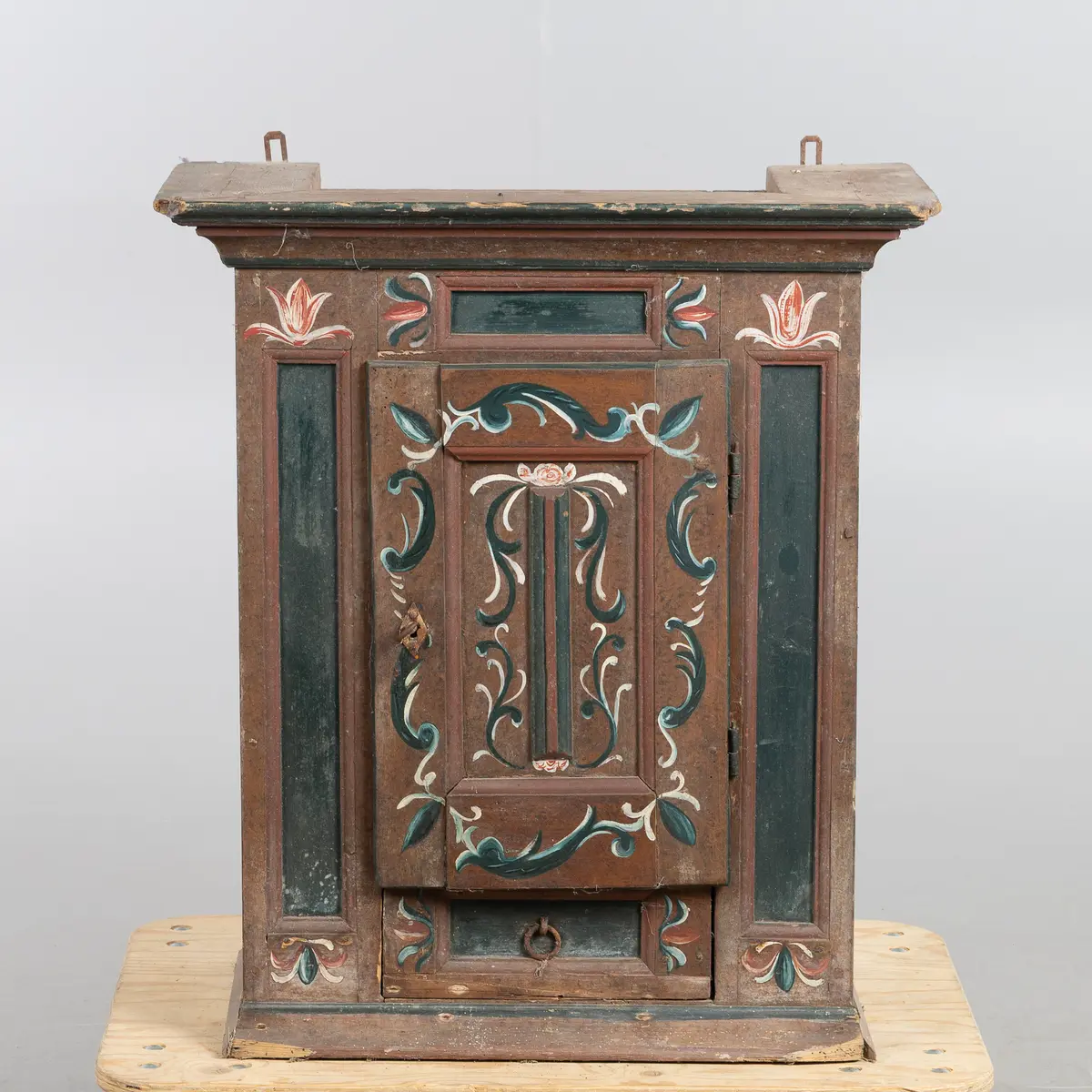 VÄGGSKÅP, allmoge, bemålat trä, 1800-tal.