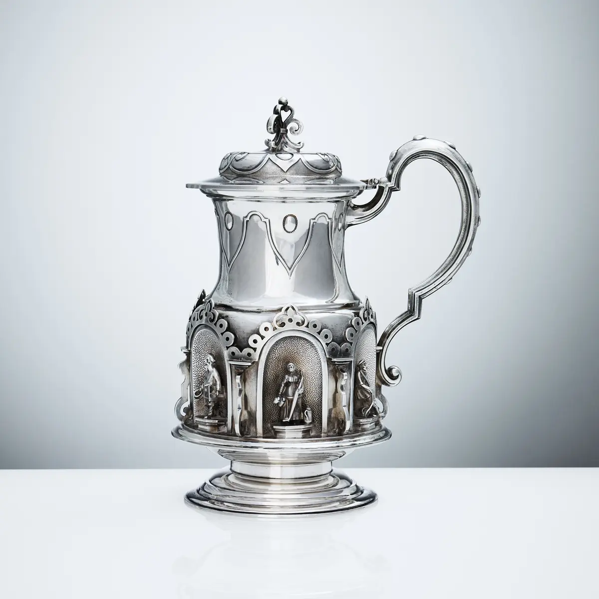 IKOLS & PLINKE. Dryckeskanna, silver, S:t Petersburg 1862. Hovleverantörmärke.