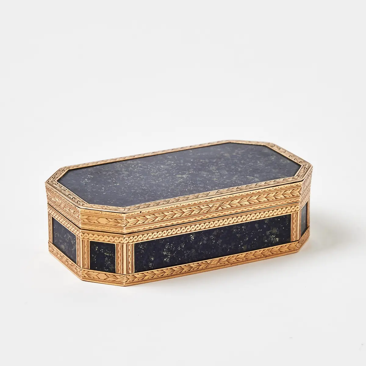 DOSA, 18 k guld, inläggningar av lapis lazuli, dekor av lagerblad
