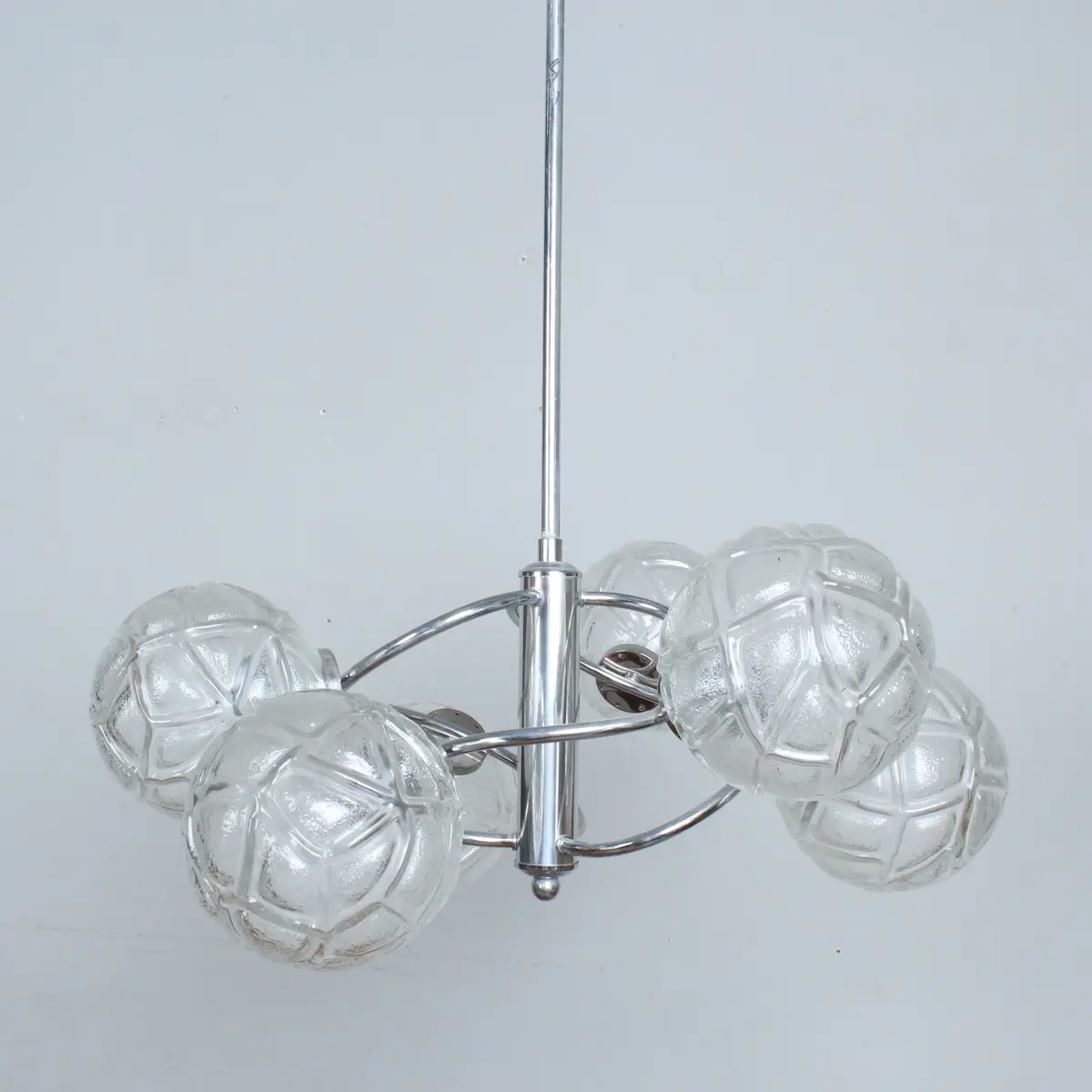 RICHARD ESSIG. '' Atomic/Sputnik '' Deckenlampe, Glas, Aluminium, 1970er.