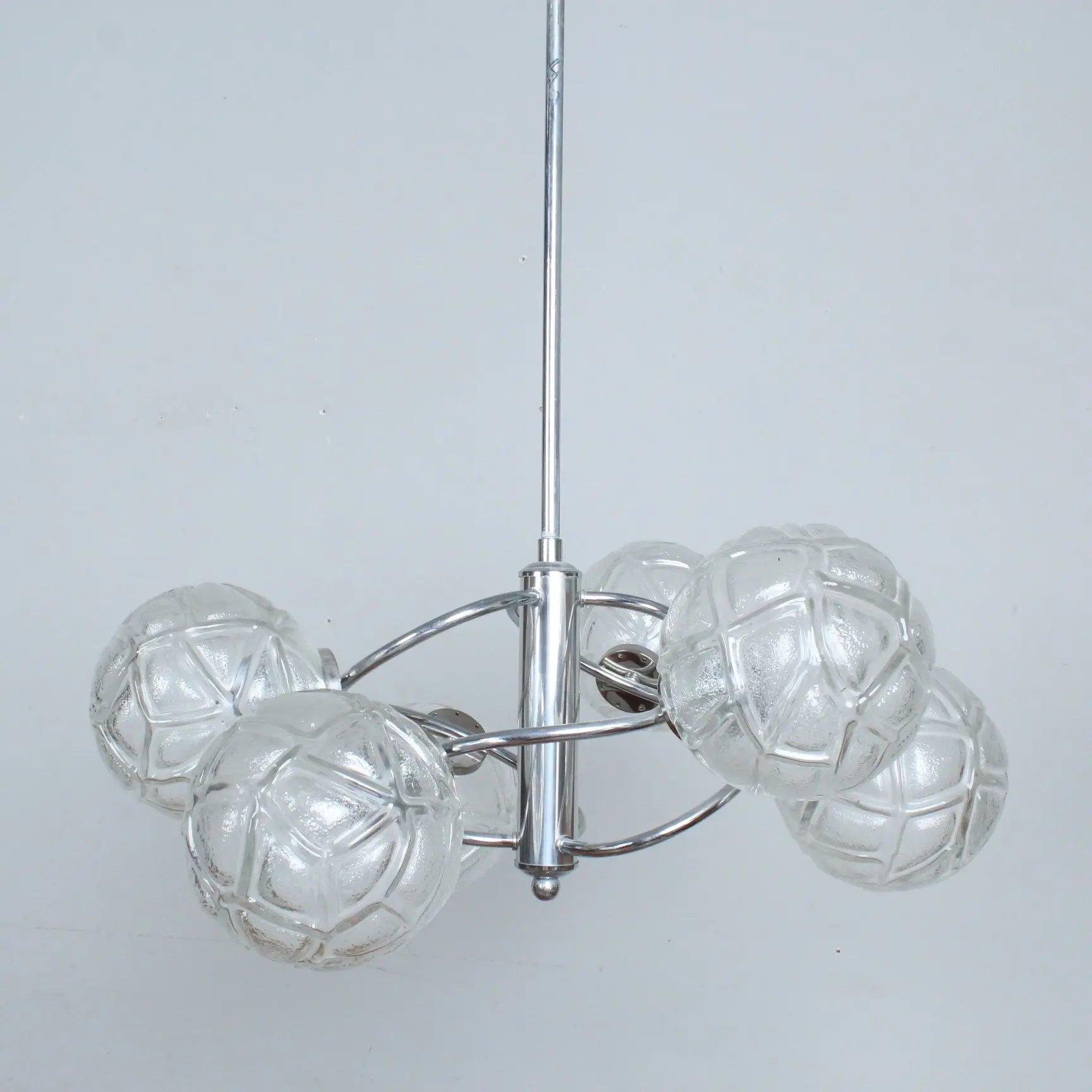 RICHARD ESSIG. '' Atomic/Sputnik '' Deckenlampe, Glas, Aluminium, 1970er.