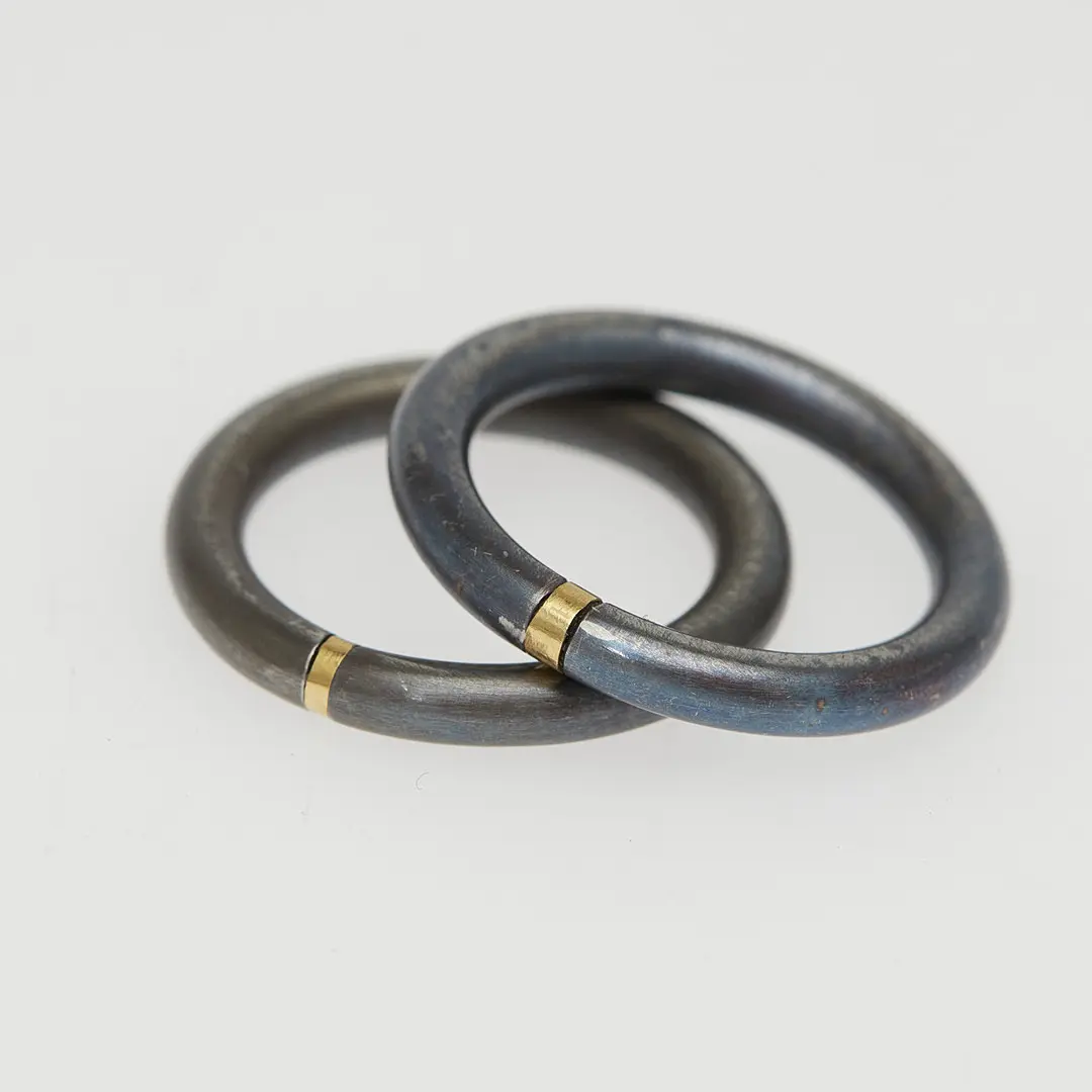 IM STIL VON NIESSING. Paar Bicolor Ringe, 585er Weiß- und Gelbgold, Rhodiniert.