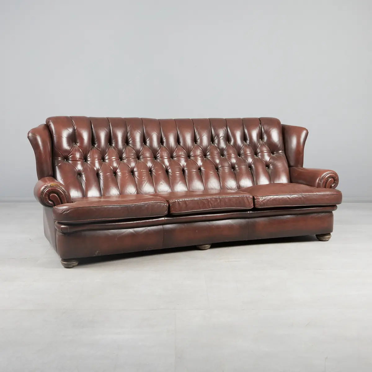 CHESTERFIELD Dreisitzer / Sofa, Leder, 20. Jahrhundert.