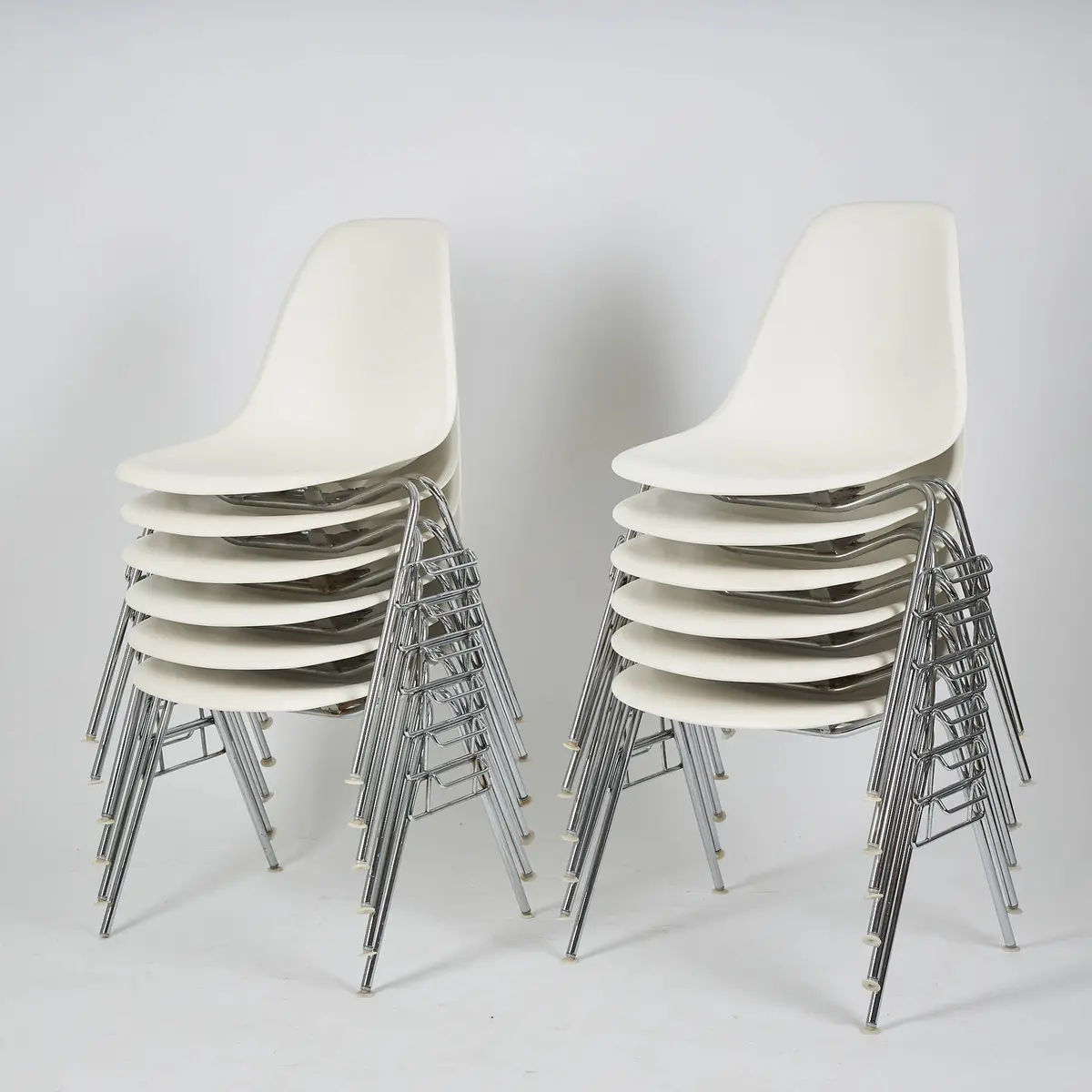 RAY & CHARLES EAMES. Plaststolar, 12 st. l "DSS", för Vitra. Formgiven