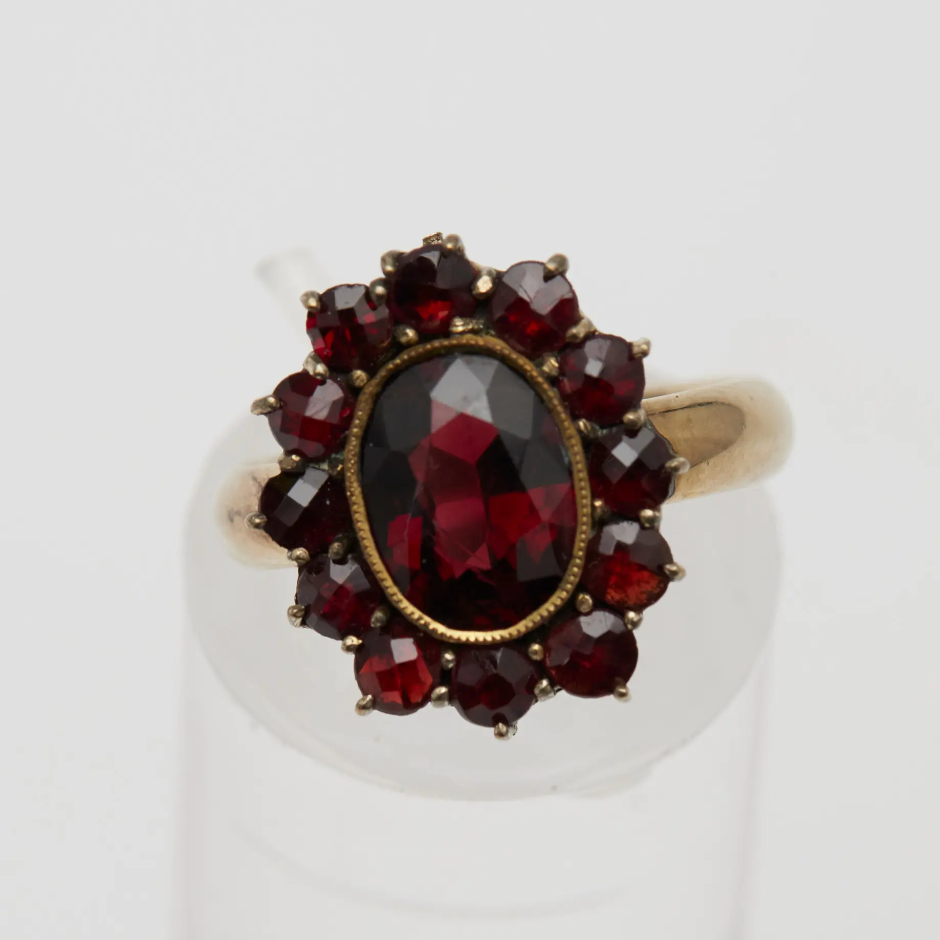 RING, 333er Gelbgold, Granaten.