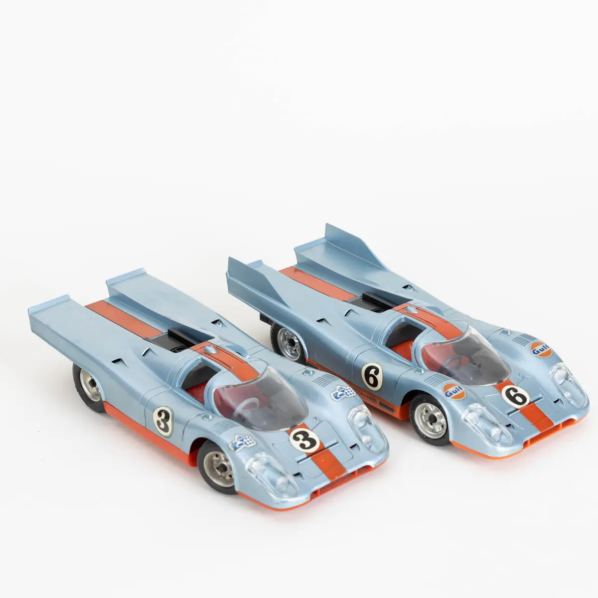 SCHUCO. Zwei Rennwagen, Porsche 1917 ´Gulf Racing`, Fürth, 1970er Jahre (2).